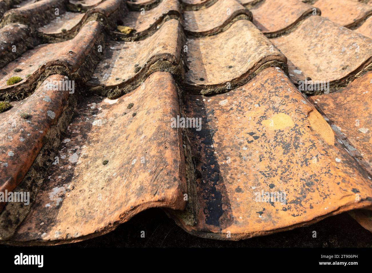 Close-up von Tonfliesen. Alte Fliesen auf dem Haus Stockfoto