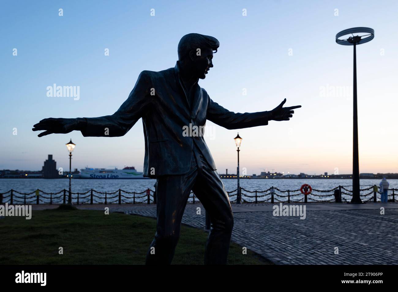 Liverpool, vereinigtes Königreich, 16. Mai 2023 die Silhouette einer Statue, die dem legendären britischen Sänger Billy Fury gewidmet ist, befindet sich am Albert Dock in Live Stockfoto