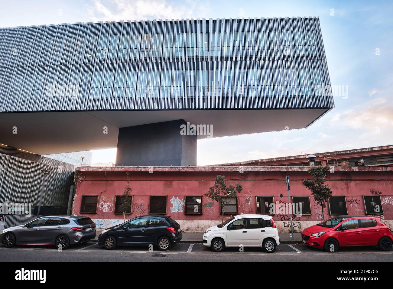 Rom, Italien - Oktober 30 2023: Stadterneuerung der Stadt Sonne (Città del Sole) zeitgenössische Architektur und großer Freischwinger in der Nähe von Tiburtina Stockfoto