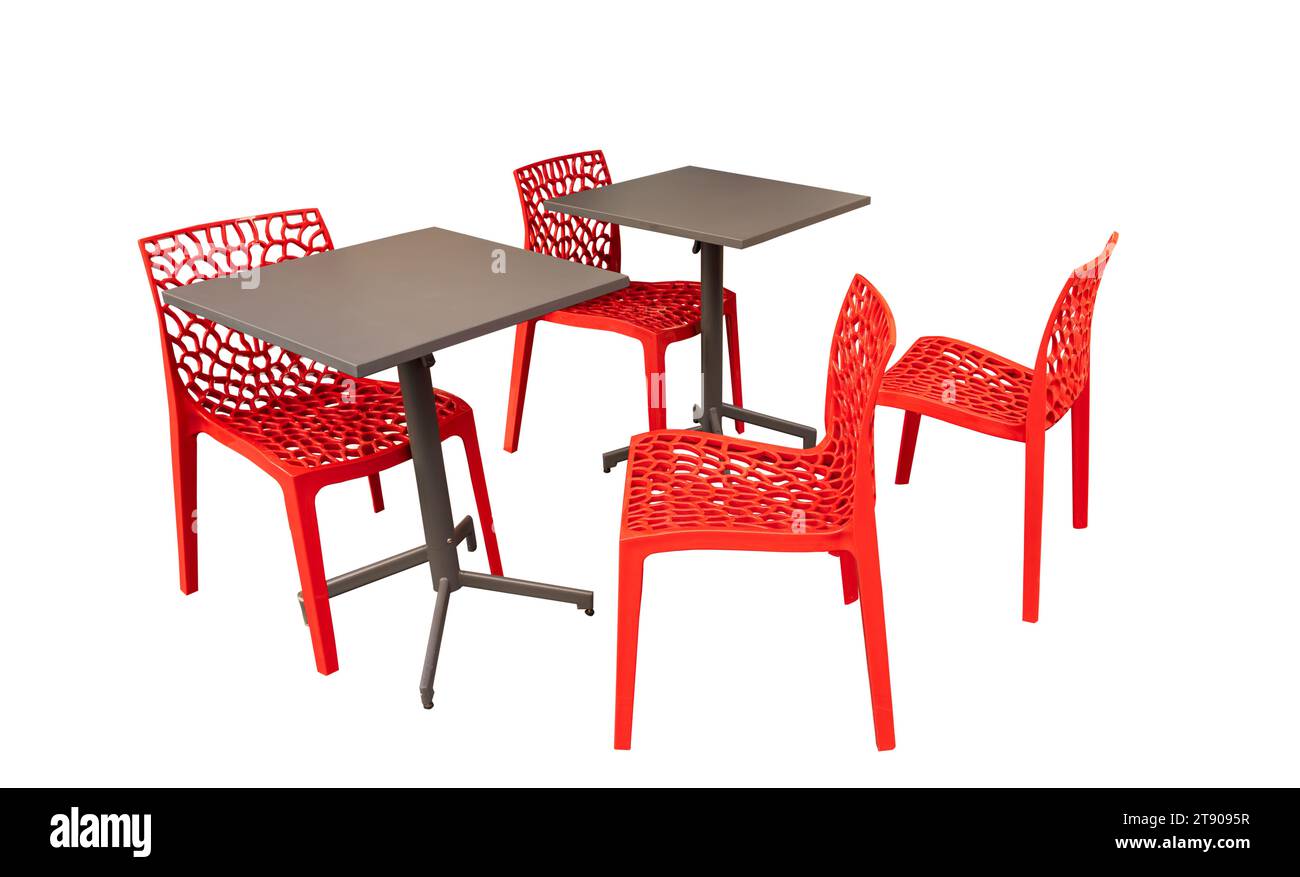 Rote Plastikstühle mit Tischen isoliert auf weißem Hintergrund Stockfoto