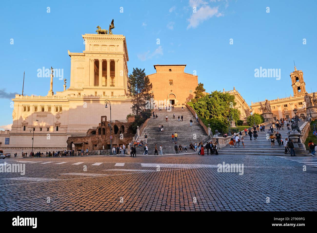 Rom, Italien - 4. November 2023: Vittoriano-Denkmal und Cordonata-Stufen, die zur Basilika di Santa Maria in Ara coeli und zum Kapitolinischen Museum führen Stockfoto