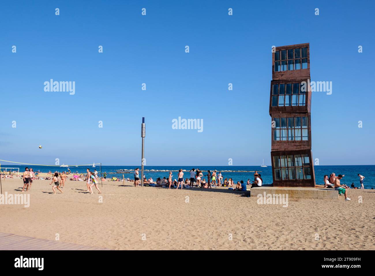 L'estel Ferrit, der verwundete Stern, moderne abstrakte Stahlskulptur von Rebecca Horn, Menschen am Strand Sant Miquel, Barceloneta Beach, Barcelona, Spanien Stockfoto