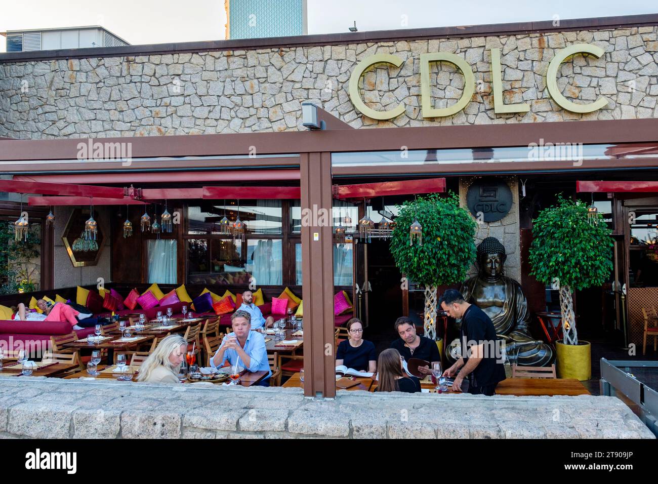 Außenterrasse, Tische und Gäste, Carpe Diem Lounge Club, CDLC, Restaurant am Passeig Maritím de la Barceloneta Beach, Barcelona, Katalonien, Spanien Stockfoto