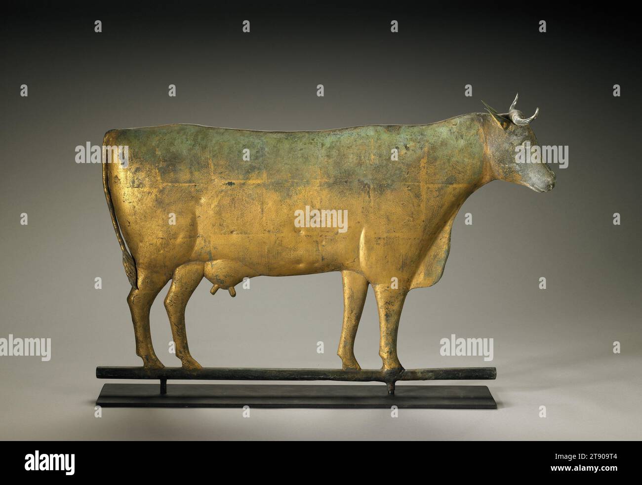 Cow Weathervane, ca. 1870, Cushing & White, Waltham, Massachusetts, 1867-1872, 18 1/8 x 27 1/4 x 6 9/16 Zoll (46,04 x 69,22 x 16,67 cm), Kupfer, Zink, vergoldet, USA, im 19. Jahrhundert wurde diese Kuhfahne von einem der bekanntesten amerikanischen Hersteller von Wetterfahnen hergestellt, Cushing & White. Der fein muskulöse, dreidimensionale Kupferkörper und die zarten Merkmale des Zinkkopfes sind das Ergebnis der fein gearbeiteten Formen und der handgehämmerten Technik, für die Cushing and White bekannt war. Das ursprünglich vergoldete Blechgehäuse aus Kupfer ist zu einer warmen grünen Patina verwittert Stockfoto