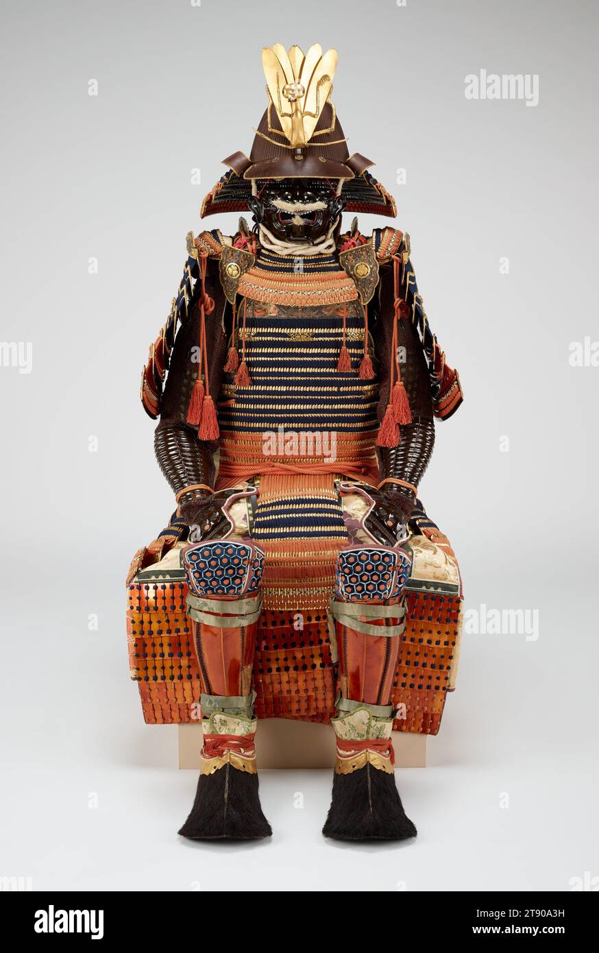 Rot-blau geschnürte Rüstungsanzüge aus der Kii Tokugawa-Familie, Mitte des 17. Jahrhunderts, Anzug von Unknown Japanese; Künstler: Helm von Saotome Iechika, Eisen, Leder, Lack, Seide, Holz, Blattgold und Pulver, Bärenfell, Japan, 17. Jahrhundert, dieser raffinierte Anzug aus japanischer Rüstung ist ein leichter, passender Typ, der den Körper im Nahkampf schützt: mit einer Gesichtsmaske, Unterarmärmeln, Schenkel- und Schienbeinschutz und Bärenfellstiefeln ist jeder Zentimeter des Körpers geschützt. Sein Besitz kann auf die Kii-Zweigstelle der Tokugawa-Familie zurückgeführt werden, die Japan fast 250 Jahre lang regierte Stockfoto