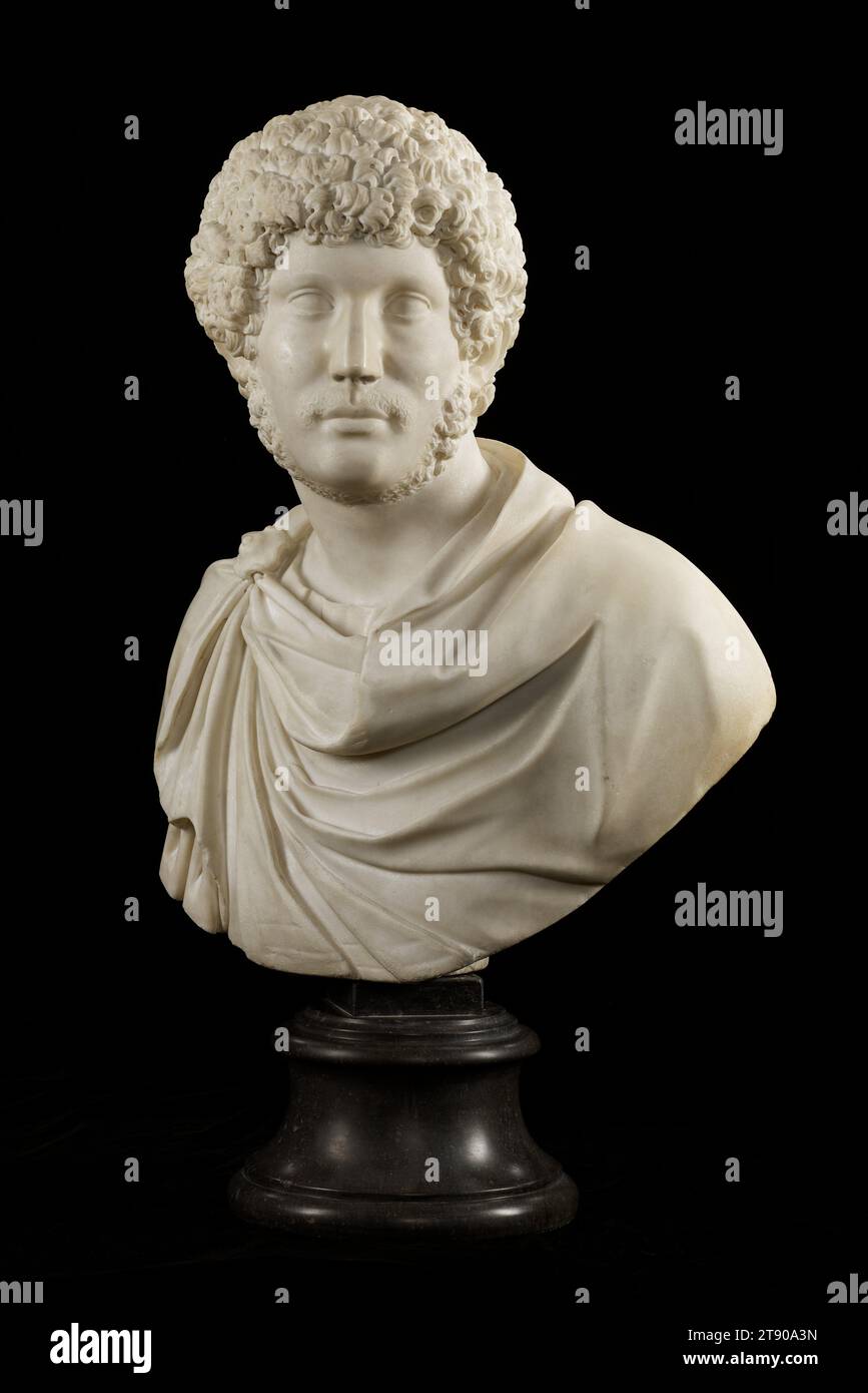 Büste des Kaisers Hadrian als junger Mann, um 1590, Giovanni Battista Caccini, Italienisch, 1556–1613, 3/16 x 20 3/8 x 9 Zoll (61,44 x 51,75 x 22,86 cm) (ohne Sockel), Marmor, Italien, 16. Jahrhundert, diese Büste, mit ihren dichten, lockigen Haaren und ihrem strappenartigen Bart und Schnurrbart ist eine Renaissance-Interpretation römischer Bildhauerporträts, die vermutlich den Kaiser Hadrian (regierte 117–38 n. Chr.) repräsentieren. Hadrian, ein großer Mäzen der Künste, wurde in der Renaissance als einer der „fünf guten Kaiser Roms“ gefeiert. Als berühmter Bewunderer der griechischen Kultur trug er einen Bart und Schnurrbart, um sich als Grieche zu gestalten Stockfoto