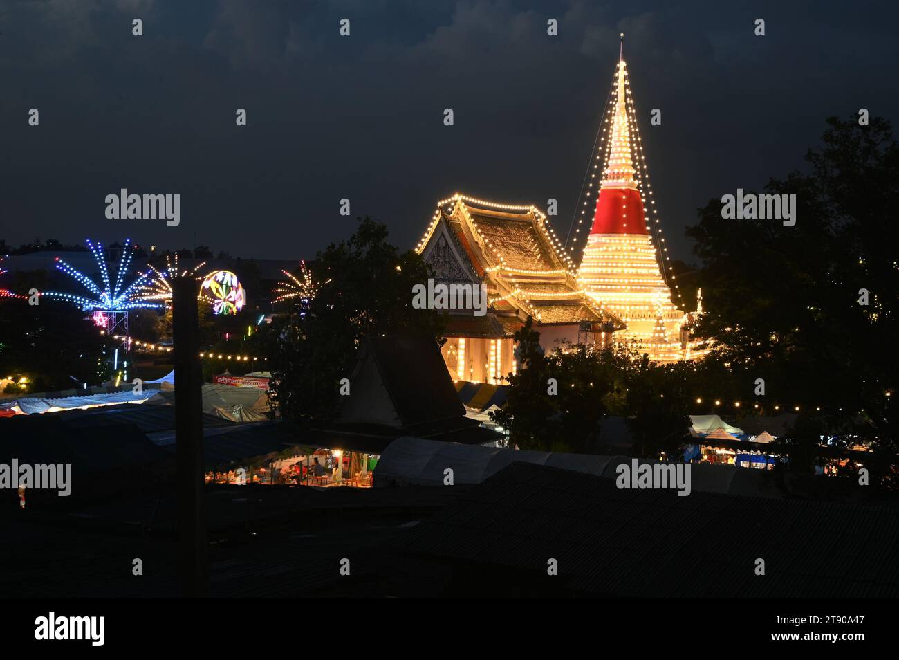 Nachtzeit des wichtigsten Gotteshauses, wenn Phra Samut Chedi das Siegel der Stadt Samut Prakan ist, Stockfoto