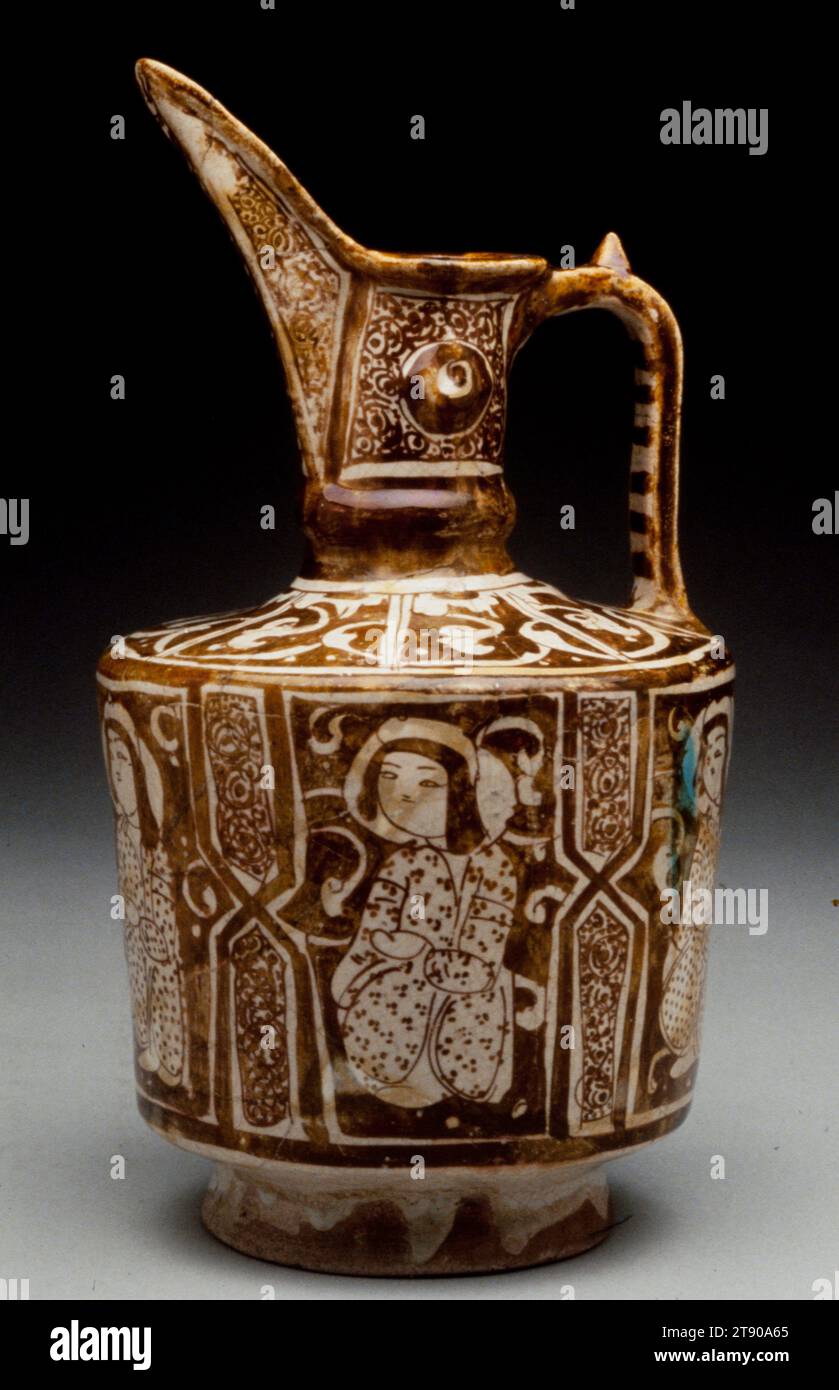 Ewer (Wasserkrug), Ende des 12. Bis Anfang des 13. Jahrhunderts, vor 1220, 13 Zoll. (33,02 cm), glasierte Steinpfaste mit goldener glänzender Dekoration, Kaschan-Ware, Iran, Seldschukzeit (1037–1193), nachdem die Seldschuktürken aus Zentralasien kamen, beschleunigte sich die iranische Keramikproduktion dramatisch, was zu einer Vielzahl neuer Formen, Stile und Techniken führte. Zu den spektakulärsten Seldschuk-Töpferwaren zählte Lusterware, die tatsächlich eine Neuauflage des abbasidischen Glanzbildes war, das im neunten Jahrhundert um Bagdad entstand. Der Glanz wurde verwendet, um den Glanz des Goldes im Keramikdekor zu imitieren Stockfoto