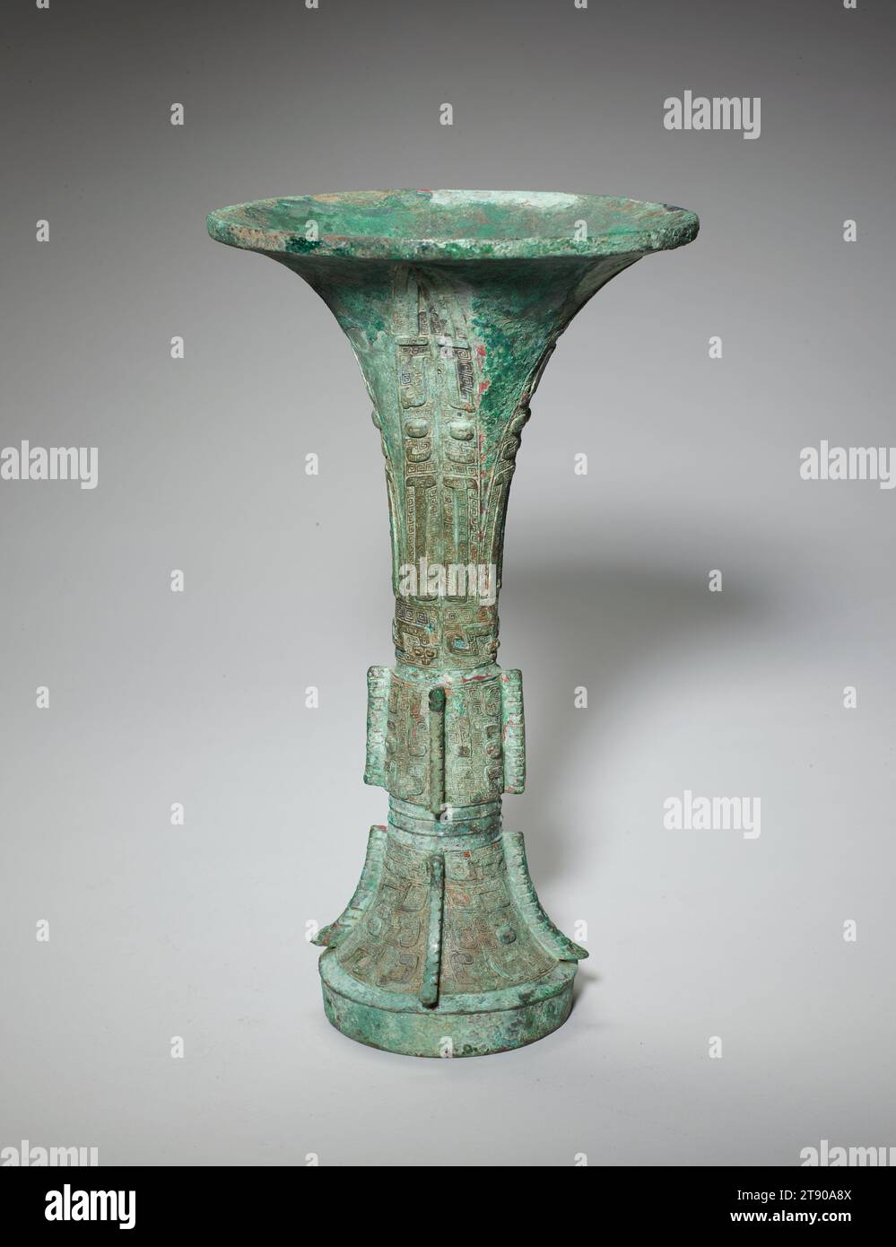 Gu-Weingefäß, 12.-11. Jahrhundert v. Chr., 11 3/4 x 6 5/8 Zoll, 3,3 lb. (29,85 x 16,83 cm, 1,5 kg), Bronze, China, 12.-11. Jahrhundert v. Chr., der Gu ist ein hoher Weinbecher mit einer ungewöhnlich straffen und anmutigen Silhouette – seine trompetenförmige Oberseite verjüngt sich zu einem schlanken Mittelteil, bevor sie sich wieder zu einer leicht ausgestellten Basis weitet. Archäologische Beweise zeigen, dass Bronzegu erstmals während der Erligang-Zeit (ca. 1500–1300 v. Chr.) der Shang-Dynastie auftrat. Die Gu erfreute sich während der Shang-Dynastie (ca. 1600–1046 v. Chr.) seiner größten Popularität, wurde aber im frühen westlichen Zhou weniger populär Stockfoto