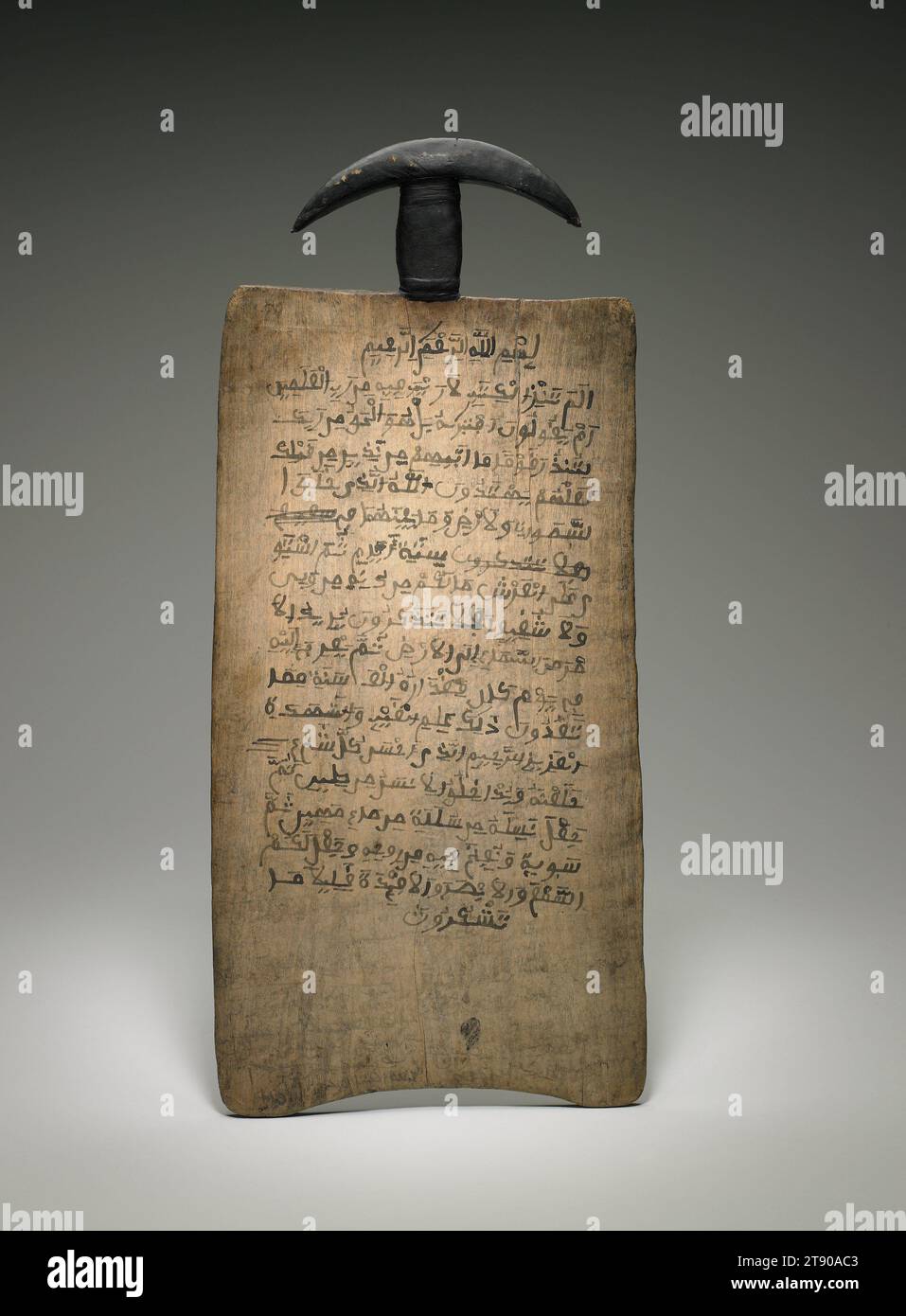 Koranplatine, 1950er, Unbekannt, 26 3/8 x 11 3/4 x 1 Zoll (66,99 x 29,85 x 2,54 cm), Holz, Pigmente, Tierfell, Mali, im 20. Jahrhundert ist der Koranausschuss im islamischen Afrika ein mächtiges Artefakt, das mit Erziehung und Ritual verbunden ist. Ihr Hauptziel ist es, den Studenten zu helfen, arabische Grammatik, den Koran und die Kunst der Kalligraphie zu lernen. Die ersten neun Verse der dritten Sure (Kapitel) des Korans sind auf der einen Seite des Brettes eingeschrieben, während auf der anderen Seite Verse aus der Sure 32 zu sehen sind. Diese Tafeln wurden auch von islamischen Heilern verwendet, die bestimmte Verse darauf schrieben Stockfoto