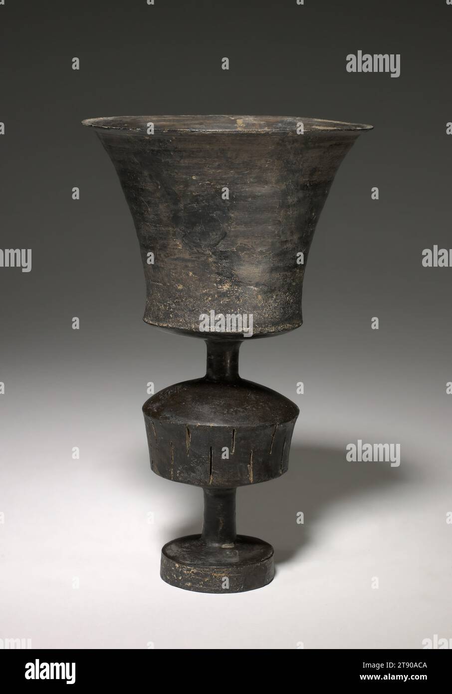 Stängelbecher, ca. 2700-2100 v. Chr., 8 1/2 x 5 1/4 x 5 1/4 Zoll (21,59 x 13,34 x 13,34 cm), brüniertes schwarzes Steingut, China, 27. Bis 22. Jahrhundert v. Chr., als 1930 erstmals markante schwarze Waren ausgegraben wurden, wurde die neolithische Kultur, die für ihre Produktion verantwortlich war, Longshan genannt, nach einer nahegelegenen Stadt in der heutigen Provinz Shandong im Nordosten Chinas. Während des dritten Jahrtausends v. Chr. blühte die Longshan-Kultur auf und ihre Handwerker produzierten einige der raffiniertesten und elegantesten Formen aller antiken Kultur. Aus feinkörnigem Ton, der auf einem Töpferrad gedreht wurde Stockfoto