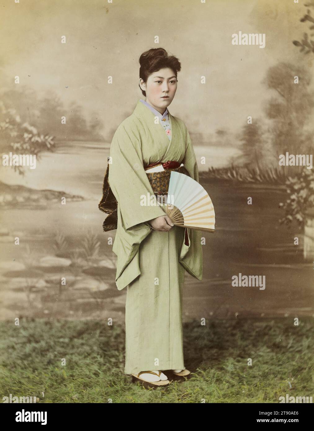 Japanische Dame, aus einem Fotoalbum mit Bildern von Japan, 19.-20. Jahrhundert, 9 1/2 x 7 1/2 cm (24,13 x 19,05 cm) (Blatt)9 x 13 x 1 1/2 Zoll (22,9 x 33 x 3,8 cm) (Album, geschlossen), handgetönter Gelatinedruck, Japan, 19.-20. Jahrhundert Stockfoto