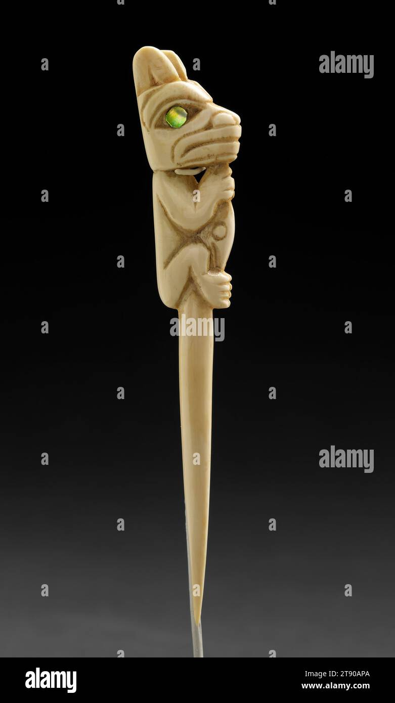 Deckenstift, Ende des 19. Jahrhunderts, 15/16 x 3/4 x 3/8 Zoll (10 x 1,91 x 0,95 cm), Elfenbein, Abalone, 19. Jahrhundert, Stämme, die im nördlichen Teil der Nordwestküste leben, sind für ihre hochraffinierte Skulptur bekannt. Diese nördlichen Stämme, zu denen auch die Tlingit gehören, weisen oft Clansymbole als Untertanen auf. Der Bär ist ein zentrales Thema in der Tlingit-Kunst und gilt als ein naher Verwandter des Menschen. Aus diesem Grund wird angenommen, dass Bären besondere spirituelle Kräfte besitzen und daher Respekt verdienen Stockfoto