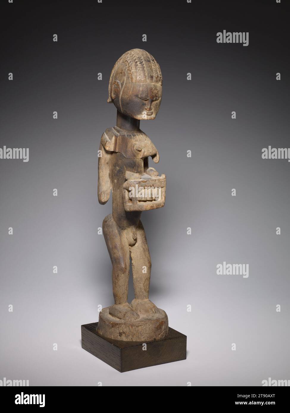 Männliche Figur, 17.-18. Jahrhundert, 19 3/4 x 5 1/4 x 4 3/4 Zoll (50,17 x 13,34 x 12,07 cm), Wood, Mali, 17. Bis 18. Jahrhundert, spielt dieser Musiker seit über 250 Jahren sein Xylophon. Unter den ältesten Holzschnitzereien in diesen Galerien wurde es von den Dogonen aus Mali geschaffen, die eine sehr alte Kunsttradition haben. Seine trockene Oberfläche und das Fehlen einer dicken Opferkruste deuten darauf hin, dass es nicht als Altaraufsatz verwendet wurde, wie es viele Dogon-Figuren sind. Stattdessen wurde es wahrscheinlich als Referenz auf Migrationen vor langer Zeit erwähnt, als die Vorfahren der Dogon das Mali-Reich um das 14. Jahrhundert verließen Stockfoto