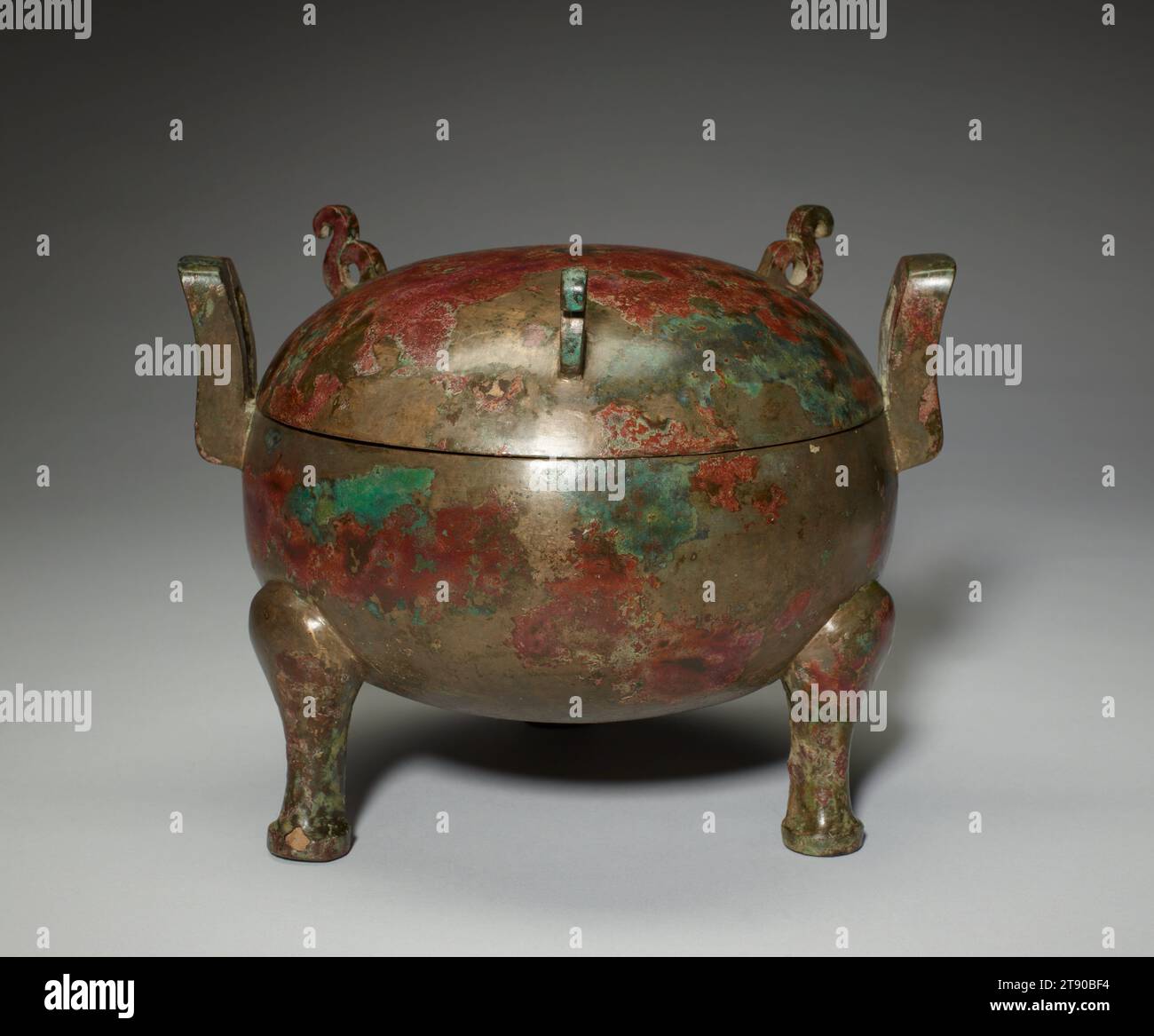 Ding-Lebensmittelgefäß, 3. Jahrhundert v. Chr., 6 3/4 x 8 3/4 x 7 7/16 Zoll, 3,7 lb. (17,1 x 22,2 x 18,9 cm, 1,7 kg), Bronze, China, 3. Jahrhundert v. Chr., der Speisekessel, bekannt als Ding, war die bekannteste Art von Ritualgefäßen während der chinesischen Bronzezeit. Es wurde verwendet, um Fleisch während Zeremonien zu kochen, zu halten und zu würzen, die den Spirituosen der Vorfahren gewidmet waren. Die vertikalen Griffe ermöglichten es, das Schiff abzusenken und aus einem offenen Feuer zu entfernen. Im Rahmen der Begräbnispraxis wurden solche Bronzestunde mit den Verstorbenen begraben. Die Anzahl der Gebäude, die eine Gruppe bilden, hing vom Status des Grabbewohners ab. Stockfoto