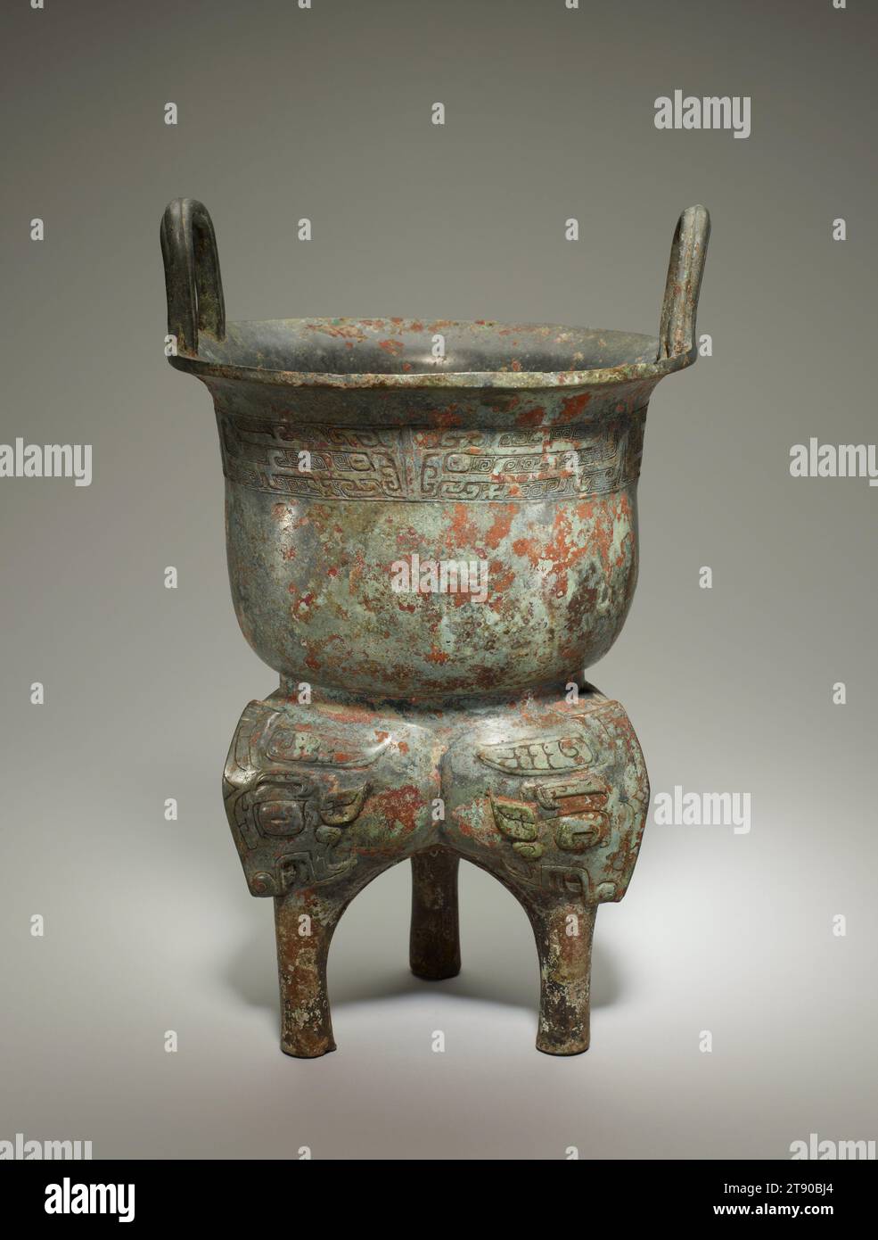 Yan Dampfgarer, 11. Jahrhundert v. Chr., T'IEN Nung, 15 x 9 9/16 x 9 3/16 Zoll, 9,9 lb. (38,1 x 24,3 x 23,4 cm, 4,5 kg), Bronze, China, 11. Jahrhundert v. Chr. der yan ist eine Art Dampfgarer oder Kochgefäß, der hauptsächlich für Getreide verwendet wird. Es besteht aus einer zeng-Schüssel oder einer tiefen oberen Schüssel mit einem durchbohrten Boden, die auf ein unteres, mit Beinen bezeichnetes Gefäß, das als li bezeichnet wird, gelegt oder an diesem befestigt wurde (in diesem Beispiel werden die beiden Teile zu einer untrennbaren Einheit gegossen). Das im li enthaltene Wasser würde gekocht und die Speisen in der oberen Schüssel gedampft. Yan erschien erstmals während der späten Shang-Dynastie (ca. 1300–1046 v. Chr.) Stockfoto