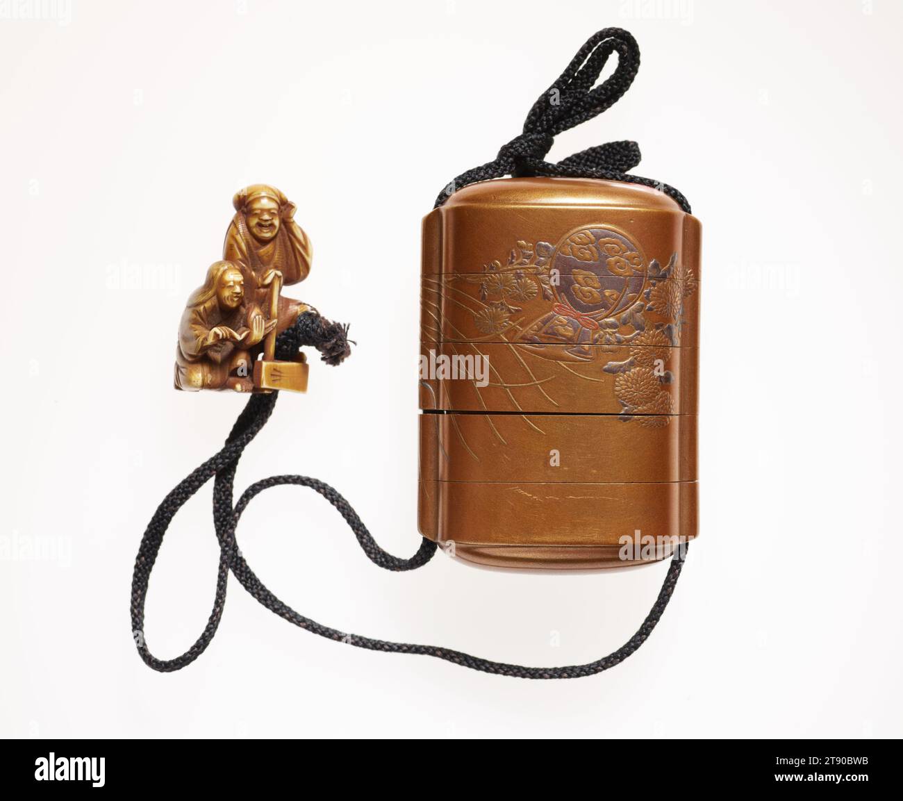 Inro mit vier Koffern mit Kusudama mit langen Bändern, Chrysanthemen mit Hotei-Tasche, 19. Jahrhundert, Kajikawa School, Japanisch, 2 15/16 x 2 1/8 x 1 1/8 cm. (7,46 x 5,4 x 2,86 cm), Lack (Hiramaki-e, Takamaki-e, kinji), Gold, Silber; Netsuke: elfenbein; Seidenschnur, Japan, 19. Jahrhundert, dieser inrō ist mit verschiedenen Symbolen für Gesundheit und Wohlstand in Takamaki-e über einem kinji-Hintergrund dekoriert. Die Vorderseite des Containers zeigt den Kanebukuro, eine unerschöpfliche Goldtasche, die Reichtum darstellt. Dies ist eines von zehn Gegenständen, die mit dem Glück verbunden sind und von Hotei getragen werden, einem der sieben Glücksgötter. Stockfoto