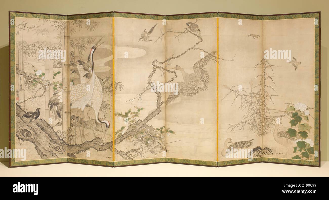 Birds in Landscape Left of a pair, Anfang des 16. Jahrhunderts, Shūgetsu Tōkan, Japanisch, 1440 - 1529, 60 1/2 x 141 1/2 Zoll (153,67 x 359,41 cm) (Bild)65 7/8 x 146 1/2 x 3/4 Zoll (167,32 x 372,11 x 1,91 cm) (Einfassung), Tinte und Farbe auf Papier, Japan, 16. Jahrhundert, dieses Paar Bildschirme zeigt eine Vielzahl von Vögeln unter Bäumen und Blumen, ein beliebtes Bildmotiv in den 1500er Jahren Rechts sieht ein Gehörnter Eulen in der oberen Ecke eine ausgelassene Szene unten von seinem Barsch in den Zweigen einer Kiefer: Ein Paar Falken hat sich auf ein Paar weißer Reiher gesetzt, die nach Deckung laufen, um Lotusblumen und Schilf zu erreichen. Stockfoto