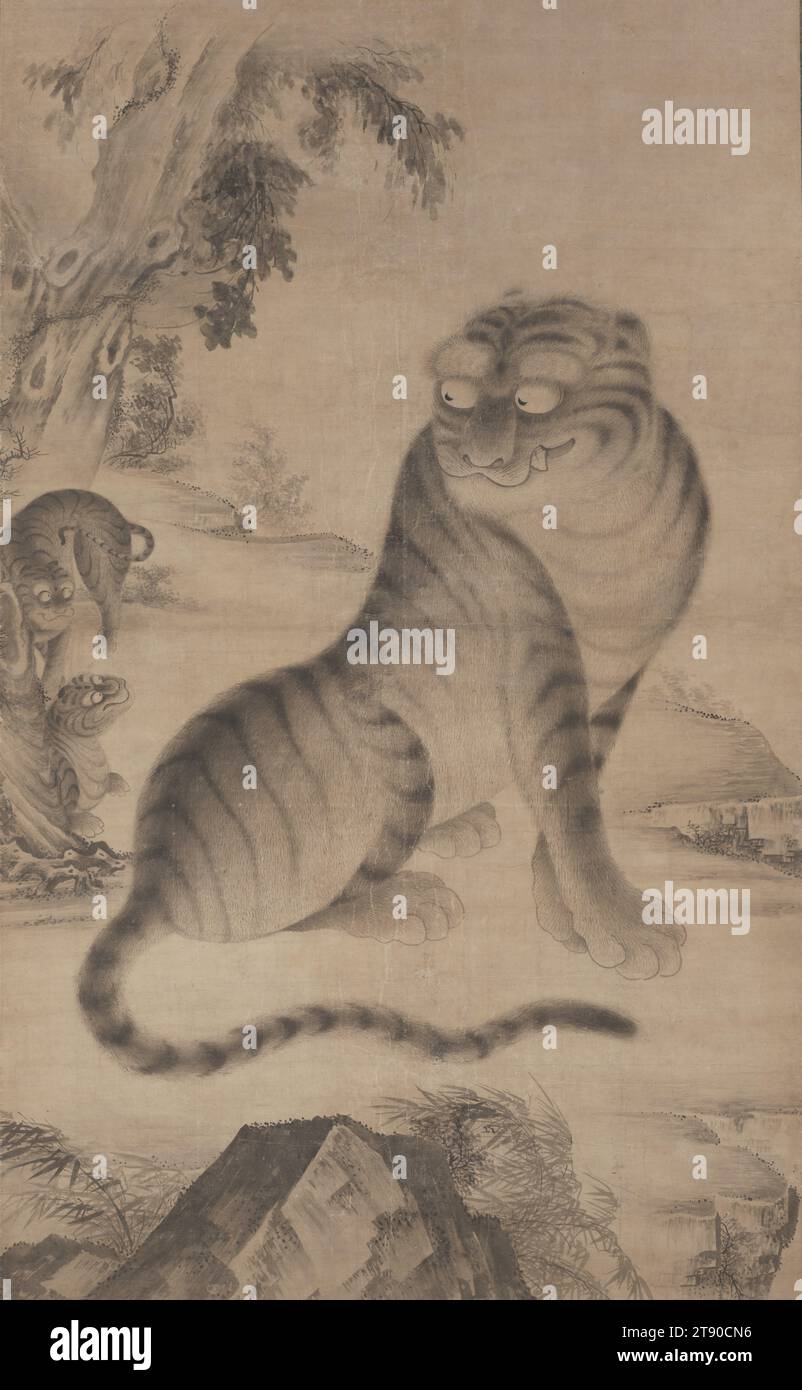 Tigerin mit zwei Jungen, 17. Jahrhundert, Unbekanntes Koreanisch, 72 5/8 x 44 3/4 cm (184,47 x 113,67 cm) (Bild)98 7/8 x 46 Zoll (251,14 x 116,84 cm) (Halterung, ohne Rolle), Tinte auf Papier, Korea, 17. Jahrhundert, auf einer felsigen Klippe am Fuße eines alten Baumes spielen zwei Tigerjungen unter dem wachsamen Auge ihrer Mutter. Tiger waren ein beliebtes Motiv für ostasiatische Maler, und koreanische Tigermalereien waren in Japan sehr einflussreich, wo Maler koreanische Beispiele als Vorbilder nahmen, besonders während und nach den 1600er Jahren Dieses Gemälde selbst hat eine lange Geschichte in Japan. Stockfoto