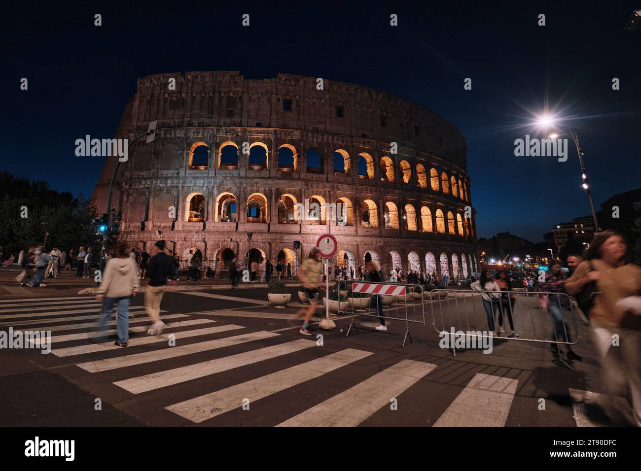Rom, Italien - 4. November 2023: Das Kolosseum (Kolosseum), architektonisches Wunder des Römischen Reiches, Blick auf die Straße von einem Quersteg Stockfoto