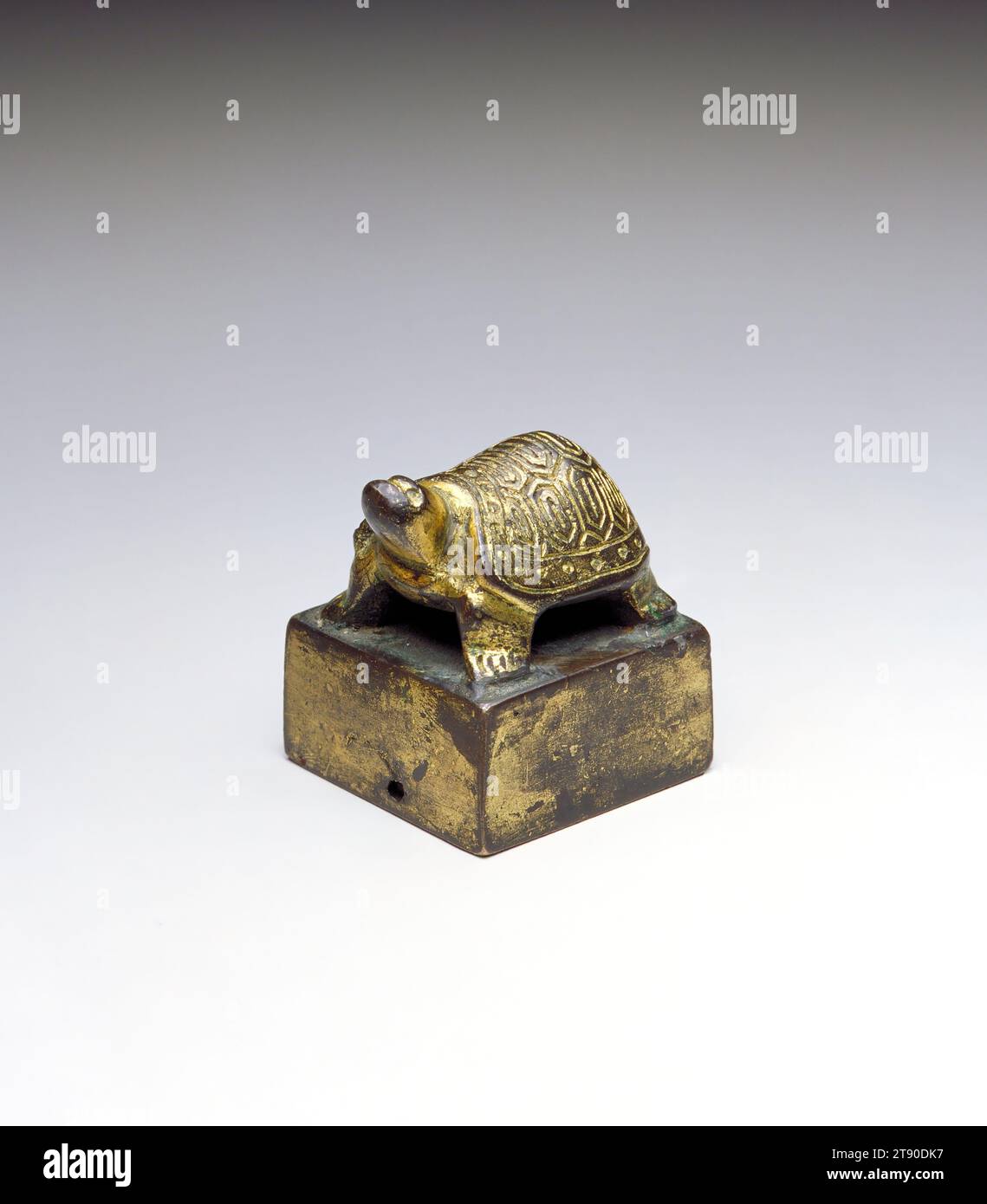 Offizielles Siegel, 2. Jahrhundert v. Chr. – 2. Jahrhundert CE, 1 9/16 x 1 5/16 x 1 1/4 Zoll (3,97 x 3,33 x 3,18 cm), vergoldete Bronze, China, 2. Jahrhundert v. Chr. - 2. Jahrhundert n. Chr., die Größe dieses Siegels sowie seine Inschrift deuten darauf hin, dass es wahrscheinlich verwendet wurde, um offizielle Dokumente anstatt persönliche Dokumente zu stempeln. Aus den Han-Gräbern wurden mehrere Schildkrötenrobben ausgegraben, was darauf hindeutet, dass dieses Tier, das die Langlebigkeit symbolisierte, bereits ein beliebtes Motiv in der gebildeten Klasse war. Dieses Siegel trägt die Inschrift Tai-shou Chang lui Huai. Lui Huai scheint ein Ortsname zu sein, der den Huai Fluss überblickt Stockfoto