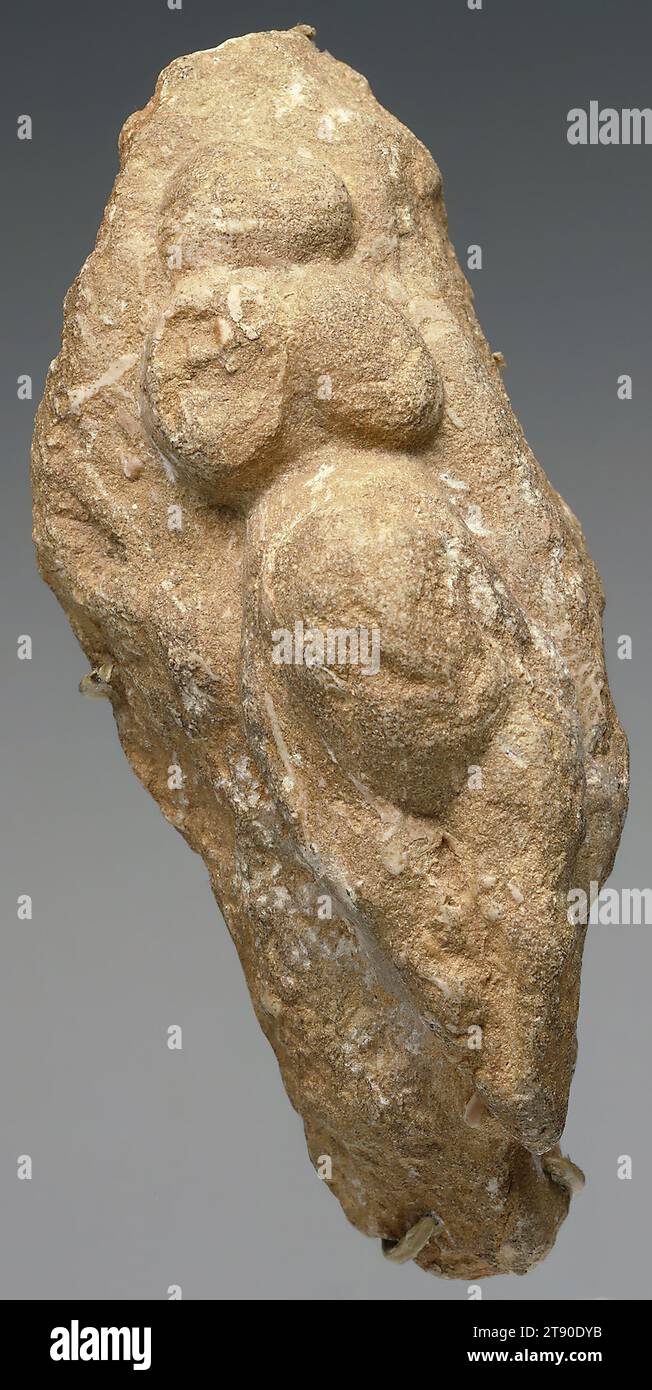 Weibliche Figur, ca. 20.000 BCE, 5 1/4 x 2 1/4 Zoll (13,34 x 5,72 cm), Sandstein, Frankreich, 201.-200. Jahrhundert v. Chr., klein, tragbare prähistorische weibliche Figuren aus der Zeit, die als paläolithisches Zeitalter bekannt ist, wurden in ganz Europa gefunden. Die geringe Größe und das Fehlen einer Basis deuten darauf hin, dass es sich um ein rituelles Objekt handelte und möglicherweise als magische Kraft angesehen wurde. Angesichts der Bedeutung des Überlebens durch Fortpflanzung und der Sicherung der Nahrungsversorgung im paläolithischen Zeitalter könnte diese Zahl die weibliche Fruchtbarkeit und die Fähigkeit, Kinder zu gebären, repräsentiert haben Stockfoto