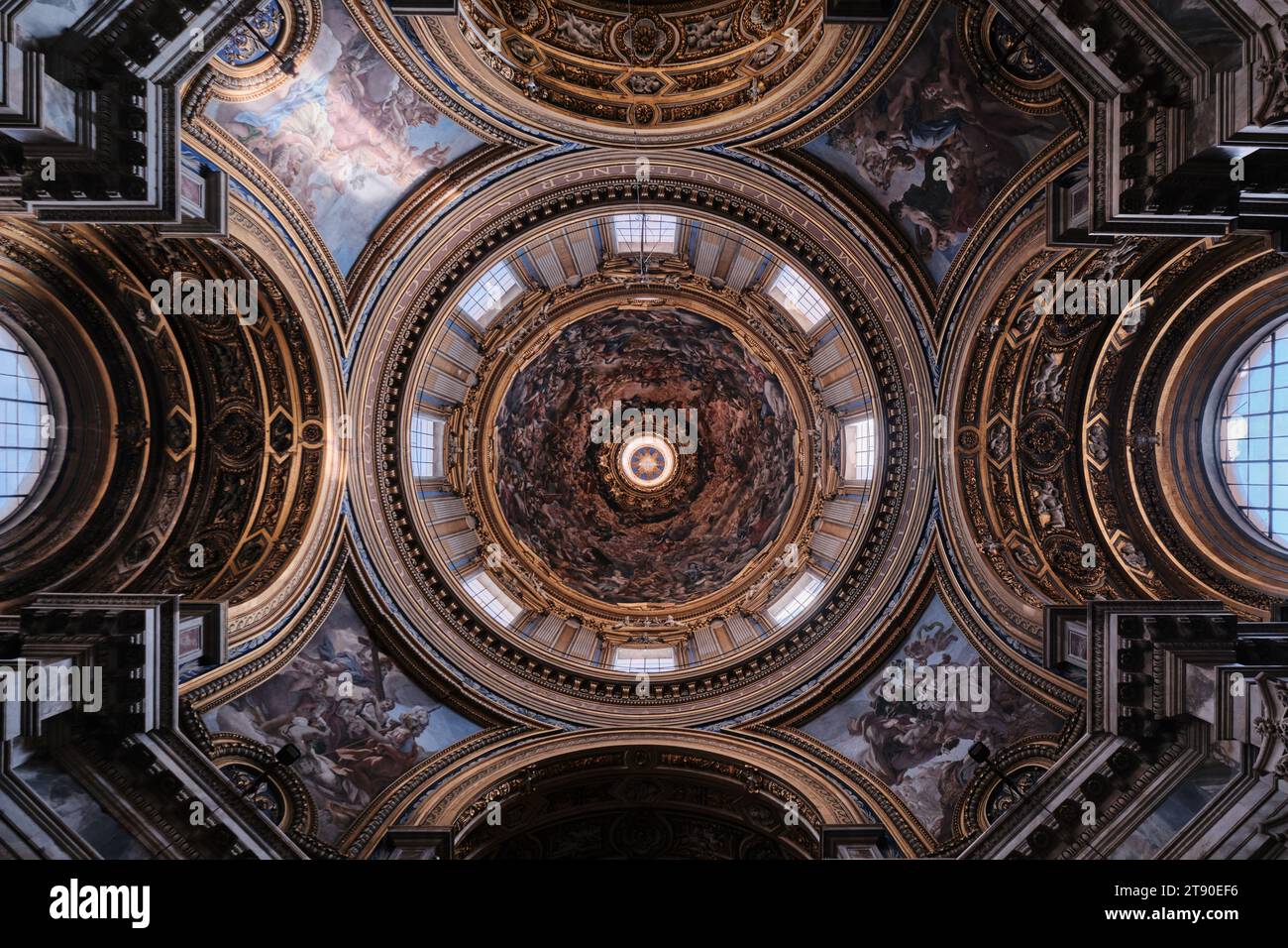 Rom, Italien - 4. November 2023: Innenräume und architektonische Details von Sant Agnese in der Kirche Agone und ihrer Kuppel Stockfoto