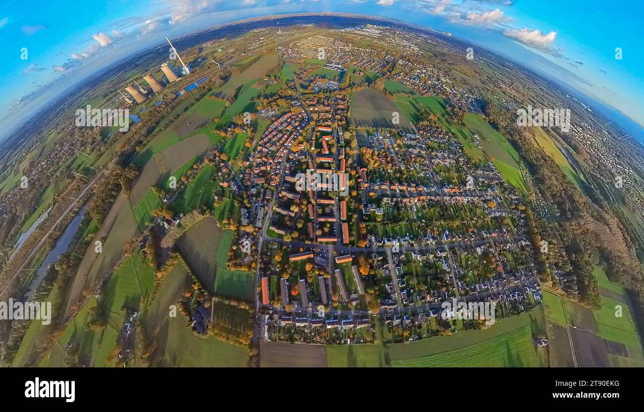 Luftbild, Ortsansicht Wohngebiet Herringer Heide Wiesen und Felder mit herbstlichen Laubbäumen, RWE Generation SE Kraftwerk Gersteinwerk, Erdkugel, Fisheye Aufnahme, Fischaugen Aufnahme, 360 Grad Aufnahme, winzige Welt, kleiner Planet, Fischaugenbild, Stadtbezirk Herringen, Hamm, Ruhrgebiet, Nordrhein-Westfalen, Deutschland ACHTUNGxMINDESTHONORARx60xEURO *** Luftaufnahme, Ortsansicht Wohngebiet Herringer Heide Wiesen und Felder mit herbstlichen Laubbäumen, RWE Generation SE Kraftwerk Gersteinwerk, Erdkugel, Fisheye-Bild, Fisheye-Bild, 360-Grad-Bild, winzige Welt, kleiner Planet, Fishe Stockfoto