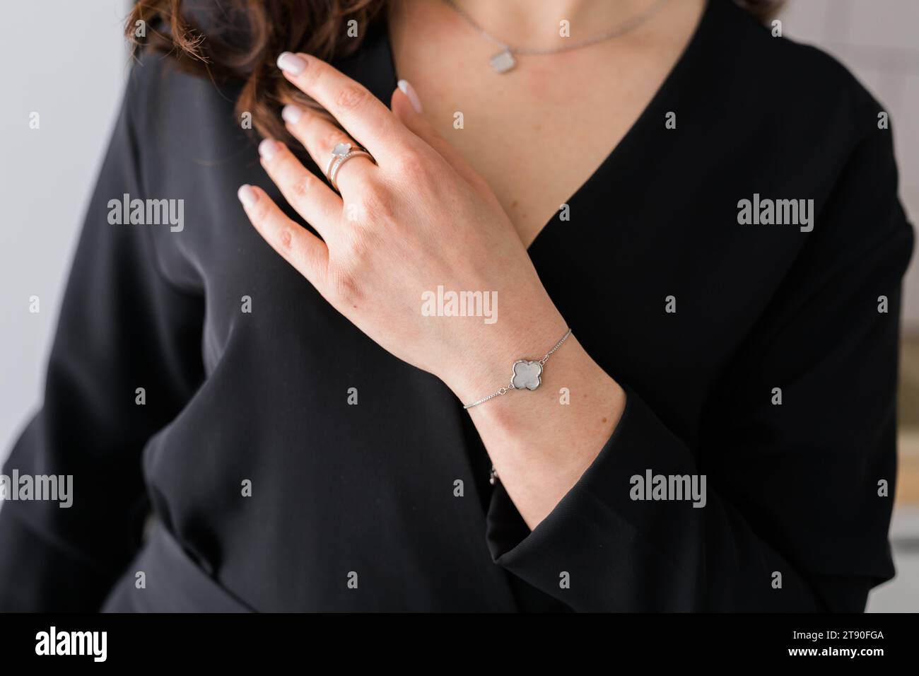 Nahaufnahme-Frau mit wunderschönen Luxusringen und Armband. Handgefertigter Schmuck und Accessoires Stockfoto