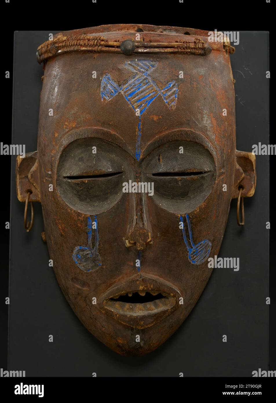 Maske, ca. 1930, 8 1/8 x 6 x 3 1/2 Zoll (20,64 x 15,24 x 8,89 cm), Holz, Pigmente, Metall, Pflanzenfasern, Angola, 20. Jahrhundert Stockfoto