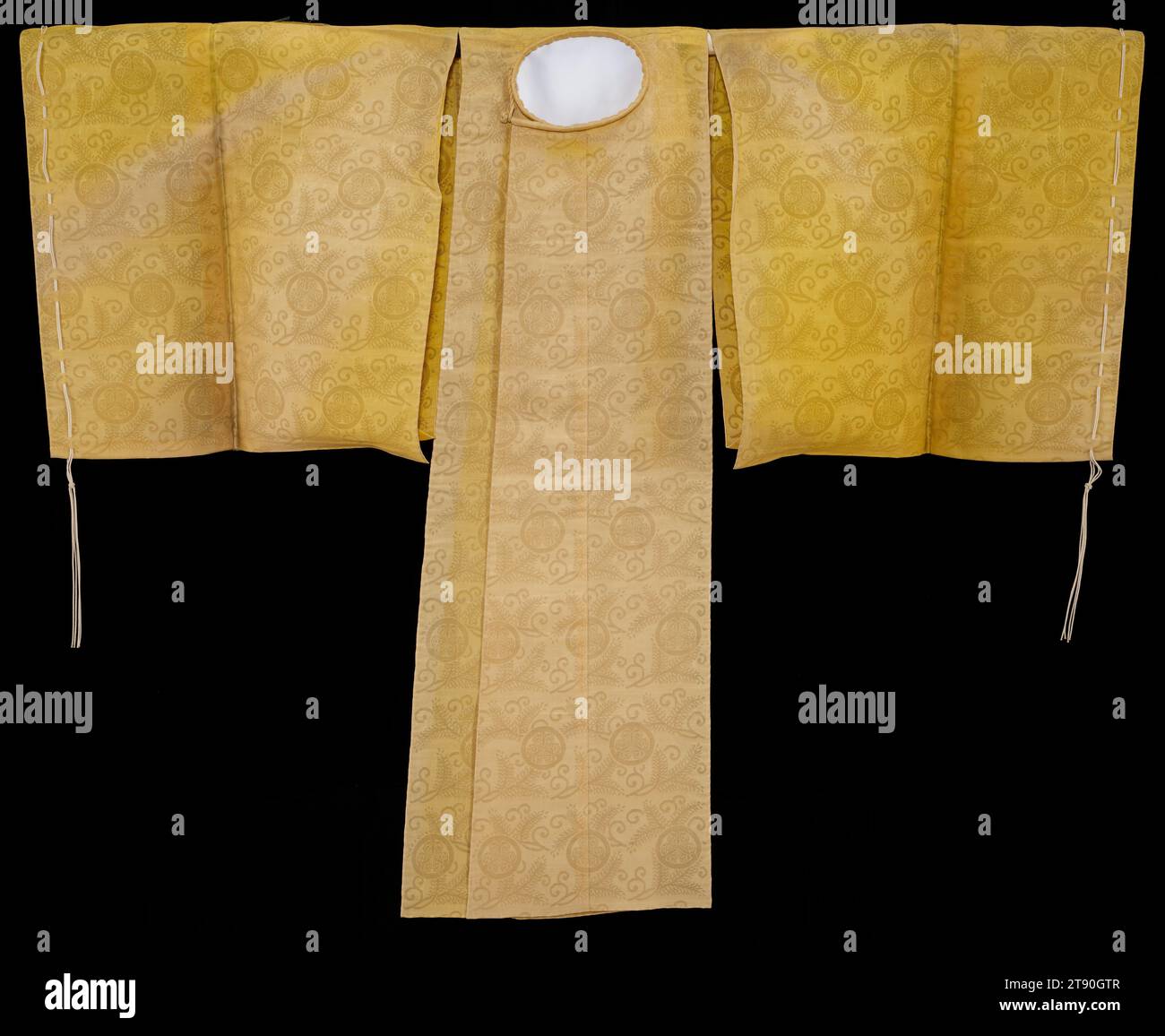 Kariginu, 19. Jahrhundert, Unbekanntes Japanisch, 58 1/2 x 71 1/2 cm (148,6 x 181,6 cm), Brokat, Seide, Japan, 19. Jahrhundert, Kariginu ist alltagstauglich für Shintō Priester. Das Kleidungsstück, das wörtlich „Jagdkleidung“ bedeutet, basiert auf der Jagdkleidung der Aristokraten in der Heian-Zeit (794-1185). Priester tragen das Kariginu normalerweise über einer Unterschicht namens Hitoe- und Sashinuki-Ballonhose und einem eboshi-Hut auf dem Kopf. Das Kleidungsstück hat einen runden Kragen, und die Ärmel sind nur auf die Rückseite aufgenäht, sodass die Vorderseite abgenommen wird, um Bewegung zu ermöglichen Stockfoto