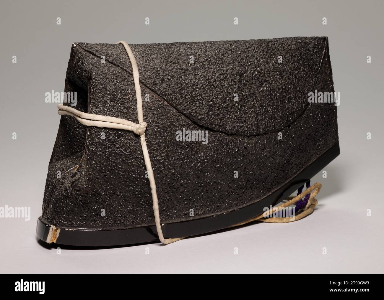 Shinto Priesterhut (ebōshi), 19. Jahrhundert, Unbekanntes Japanisch, 6 1/4 x 4 x 10-3/4 Zoll (15,9 x 10,2 x 27,3 cm), Seidenbrokat, Japan, 19. Jahrhundert Stockfoto