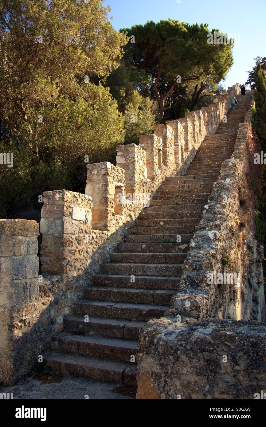Eine große Treppe führt fast senkrecht zum Hauptabschnitt des Castelo de Sao Jorge in Lissabon, Portugal Stockfoto