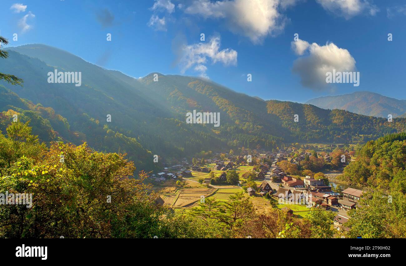 Shirakawa-go (Dorf ogimachi) ein Herbstregen in der Präfektur Gifu ist als ein Dorf im Gassho-Stil bekannt Stockfoto