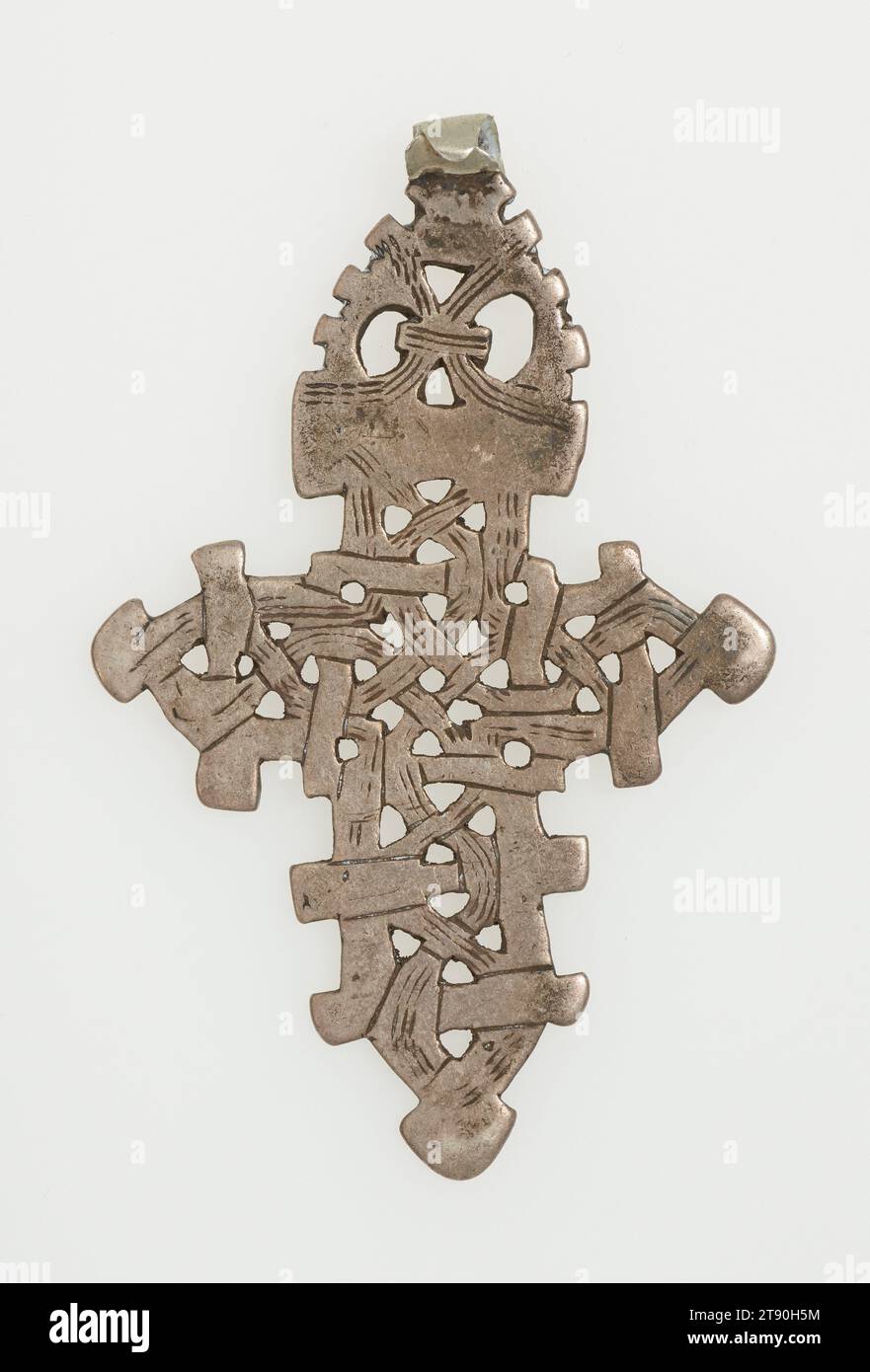 Kreuzanhänger, Ende des 19. Bis Anfang des 20. Jahrhunderts, 2 11/16 x 1 3/4 x 1/4 cm (6,83 x 4,45 x 0,64 cm), Silber, Äthiopien, 19. Bis 20. Jahrhundert, Äthiopien war die erste afrikanische Nation, die das Christentum vor mehr als 1600 Jahren adoptierte. In den 1400er Jahren blühte die christliche Kunst in Äthiopien auf, indem sie christliche Bilder mit einer expressiven Verwendung von Muster und Form verband. Nirgendwo sonst zum Beispiel gibt es so viele Arten von christlichen Kreuzen Stockfoto