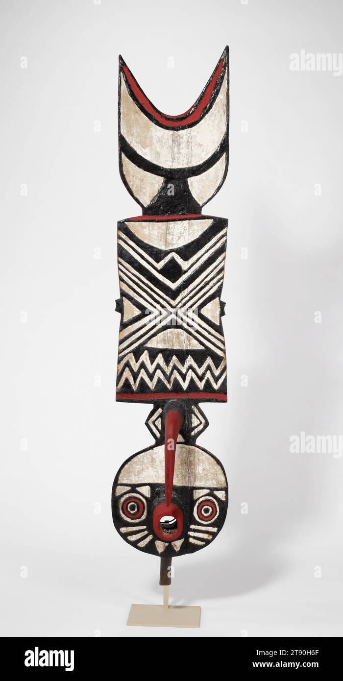 Plankenmaske, ca. 1960, 82 1/2 x 18 x 9 1/2 Zoll (209,6 x 45,7 x 24,1 cm), Holz, Pigment, Burkina Faso, 20. Jahrhundert, Masken spielen eine wichtige Rolle bei den Erneuerungszeremonien der BWA. Die Masken werden bei Initiationszeremonien für junge Männer und Frauen getanzt und erscheinen bei Beerdigungen und Gedenkfeiern. Sie werden auch während der Erntezeremonien getanzt. Während der fünfzehntägigen Einweihungszeremonie lernen junge Petenten die Bedeutung der Symbole auf der Maske kennen. Sie erfahren, wie wichtig es ist, ein respektierter BWA zu werden, und wie gefährlich es ist, vom Weg des sozialen Verhaltens abzuweichen Stockfoto