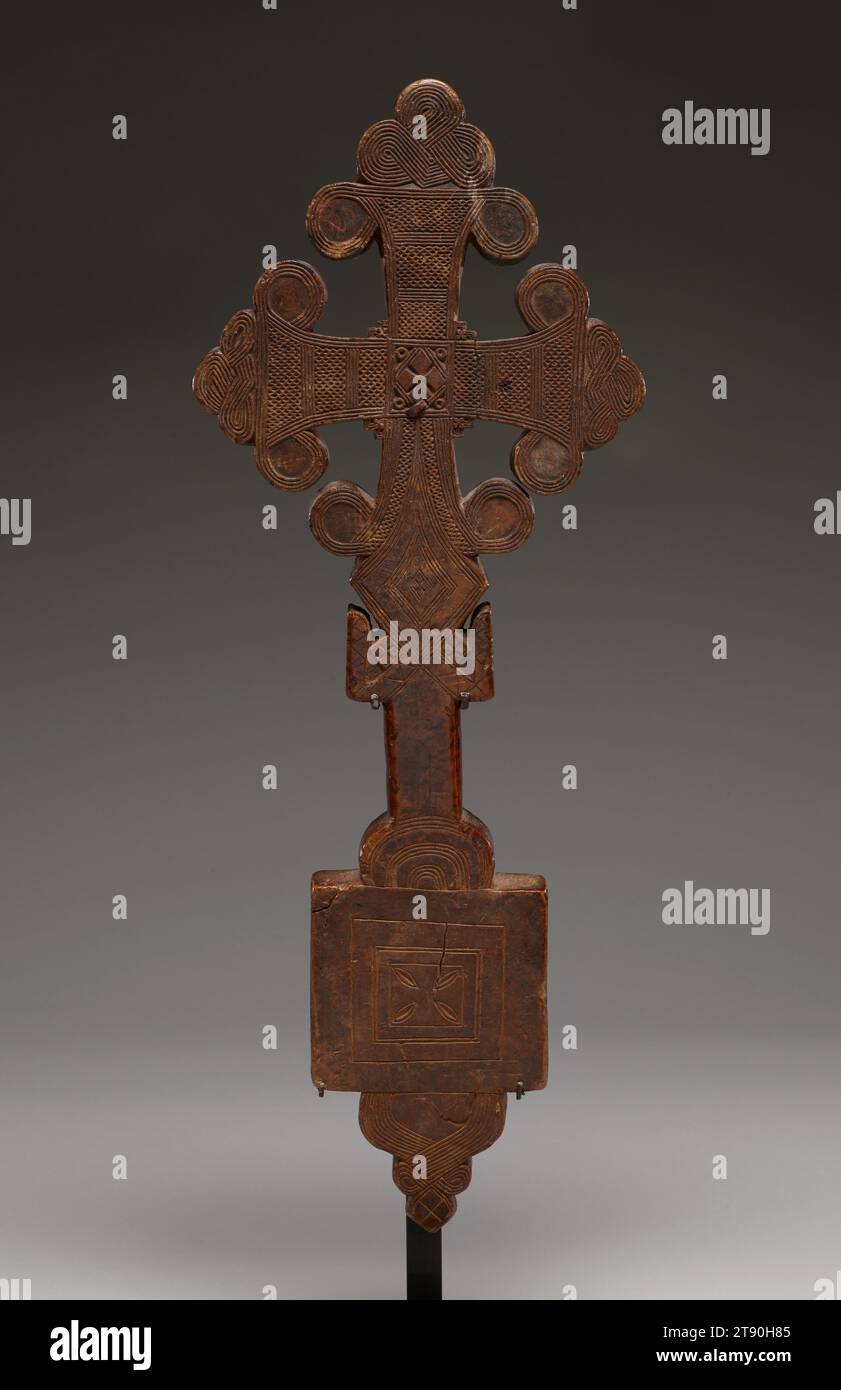 Handkreuz, 17. Jahrhundert, 23 x 8 11/16 x 3/16 Zoll (58,42 x 22,07 x 3,02 cm), Holz, Metall, Äthiopien, 17. Jahrhundert, Äthiopien war vor mehr als 1600 Jahren die erste afrikanische Nation, die das Christentum adoptierte. In den 1400er Jahren blühte die christliche Kunst in Äthiopien auf, indem sie christliche Bilder mit einer expressiven Verwendung von Muster und Form verband. Nirgendwo sonst zum Beispiel gibt es so viele Arten von christlichen Kreuzen Stockfoto