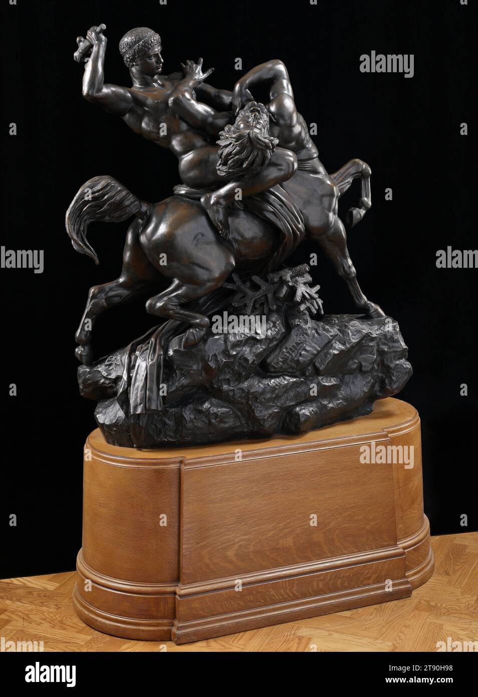 Theseus Slaying the Centaur Bianor, um 1850 (modelliert, gegossen um 1891), Antoine-Louis Barye; Caster: F. (Ferdinand) Barbedienne, Französisch, 1796–1875, 50 x 20 x 44 Zoll. (127 x 50,8 x 111,76 cm), Bronze, Frankreich, 19. Jahrhundert, Theseus, einer der großen Helden des griechischen Mythos wurde gebeten, an der Hochzeit seines guten Freundes, des Königs der Lapithen, teilzunehmen. Der König lud auch die Nachbarn ein, die halb menschlichen, halb Pferd Zentauren. Großer Fehler. Die Zentauren tranken zu viel Wein und versuchten, die Braut zu entführen. Theseus trat schnell ein, bekämpfte sie und rettete sie Stockfoto