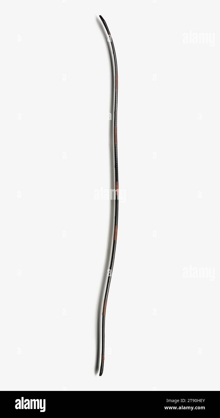 Langbogen, 19. Jahrhundert, Unbekanntes Japanisch, 85 x 1/8 x 1/2 Zoll (215,9 x 2,86 x 8,89 cm), laminierter lackierter Bambus, Japan, 19. Jahrhundert, obwohl das Schwert die ikonische Waffe der Samurai ist, war die Beherrschung des Langbogens auch eine hoch angesehene Fähigkeit, und erfahrene Bogenschützen waren der Stoff der Legenden. Langbögen waren die Hauptwaffe während der Heian (784–1185) und Kamakura (1185–1333) und wurden 1252 offiziell als Militärwaffe akzeptiert. Während der Schlacht schossen die Samurai zuerst Pfeile vom Pferd, bevor sie zum Schwertkampf zurückgriffen. In den 1300er Jahren wurden lange Schwerter und Speere zu Waffen Stockfoto