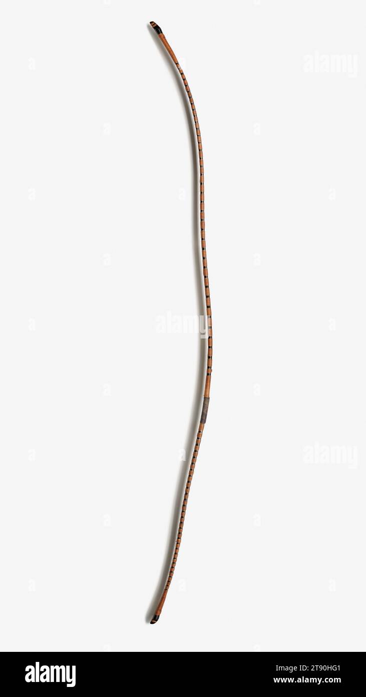 Langbogen, 19. Jahrhundert, Unbekanntes Japanisch, 84 3/4 x 3/4 x 10 Zoll (215,27 x 4,45 x 25,4 cm), laminierter lackierter Bambus, Japan, 19. Jahrhundert, obwohl das Schwert die ikonische Waffe der Samurai ist, war die Beherrschung des Langbogens auch eine hoch angesehene Fähigkeit, und erfahrene Bogenschützen waren der Stoff der Legenden. Langbögen waren die Hauptwaffe während der Heian (784–1185) und Kamakura (1185–1333) und wurden 1252 offiziell als Militärwaffe akzeptiert. Während der Schlacht schossen die Samurai zuerst Pfeile vom Pferd, bevor sie zum Schwertkampf zurückgriffen. In den 1300er Jahren, lange Schwerter und Speere Stockfoto