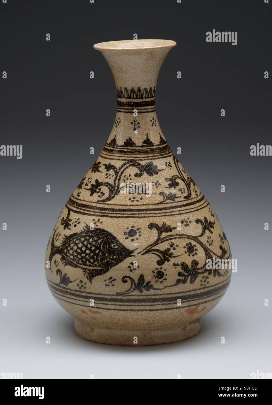 Vase mit Fisch, 14.-16. Jahrhundert, 7 5/8 x 4 7/8 x 4 7/8 cm (19,37 x 12,38 x 12,38 cm), glasierte Keramik, Thailand, 14.-16. Jahrhundert, 1933, Archäologen entdeckten etwa 200 Öfen in Kalong und ergaben Beweise für die Herstellung von hochbefeuerten Keramikwaren für den heimischen Verbrauch während der Höhe des Lan Na Kingdom (1300er–1500er Jahre). Kalong Potter nutzten einen Ton, der einen hohen Anteil an Kaolin enthielt, um elegante Keramiken zu schaffen, die sich durch einen kreidigen, glatten Körper und eine schwache Glasur in der Farbe einer grauen Regenwolke auszeichneten. Stockfoto