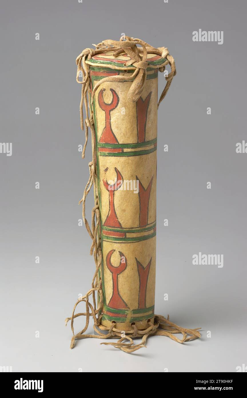 Parfleche Container, 19. Jahrhundert, 10 3/4 x 3 1/2 x 3 3/8 Zoll (27,3 x 8,9 x 8,6 cm), Tierfell, Pigment, USA, 19. Jahrhundert, diese zwei einzigartig geformten Lederhüllen heben die technisch geschickten künstlerischen Fähigkeiten der Künstler Tsistas (Cheyenne) und Inua-ina (Arapaho) hervor. Da sie Verbündete waren, teilen die Arapaho und die Tsistsistas einige künstlerische Qualitäten, insbesondere ihre Verwendung von zart gezeichneten Linien. Das Muster, das Sie auf dem Fransenbeutel sehen, ist eines von drei verschiedenen Mustern, die von den Tsistsistas auf ihren Taschen verwendet werden. Dieser Künstler betont die Kraft der Farbe Stockfoto