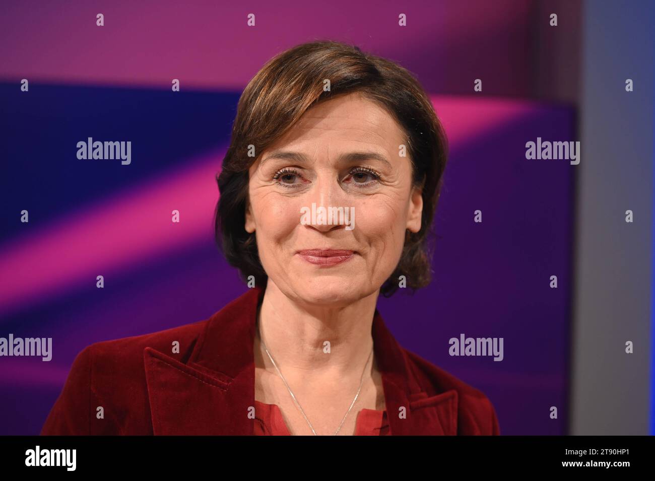 Moderatorin Sandra Maischberger in ihrer ARD Talkshow Maischberger *** Moderatorin Sandra Maischberger in ihrer ARD Talkshow Maischberger Credit: Imago/Alamy Live News Stockfoto