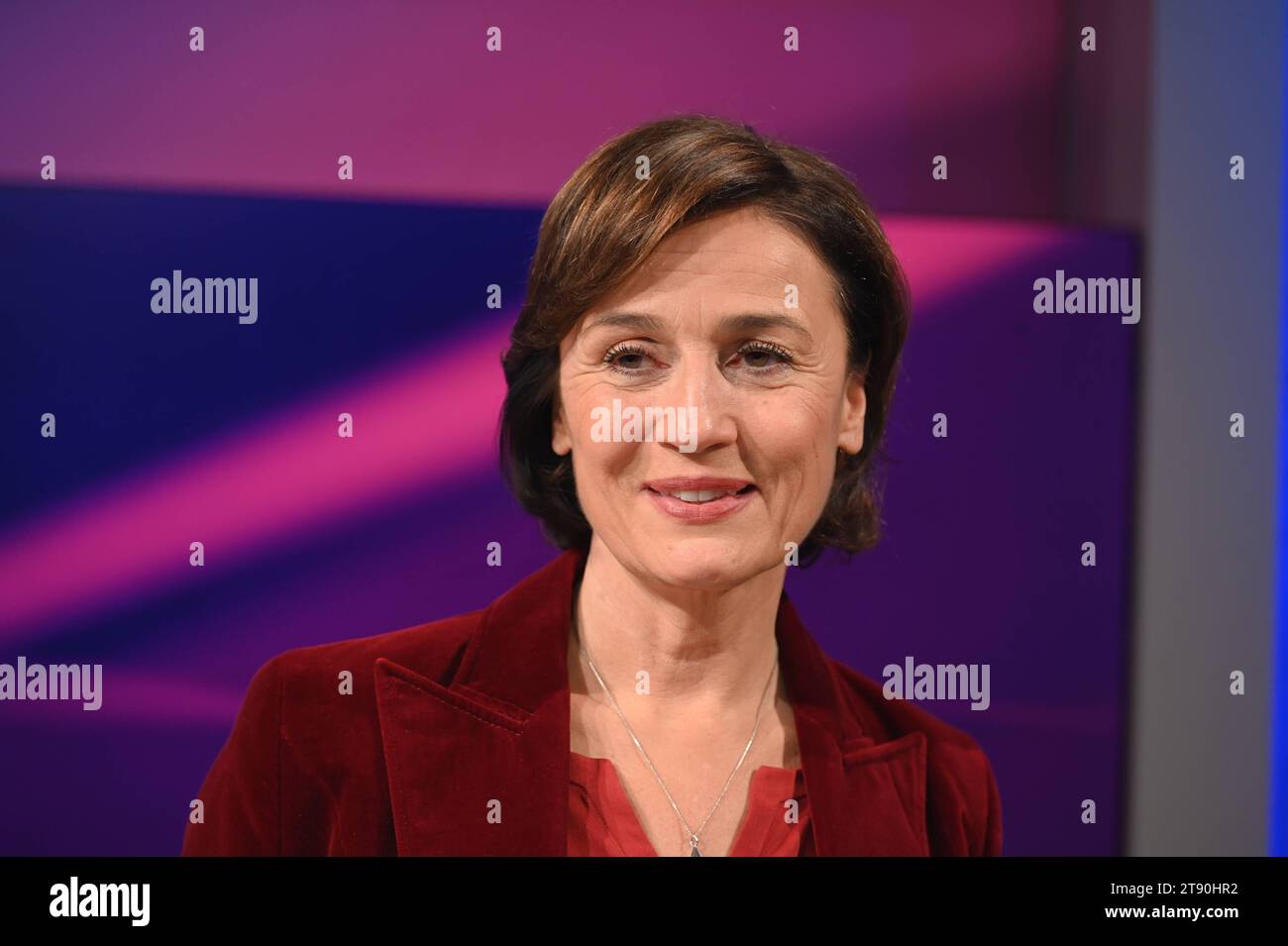 Moderatorin Sandra Maischberger in ihrer ARD Talkshow Maischberger *** Moderatorin Sandra Maischberger in ihrer ARD Talkshow Maischberger Credit: Imago/Alamy Live News Stockfoto