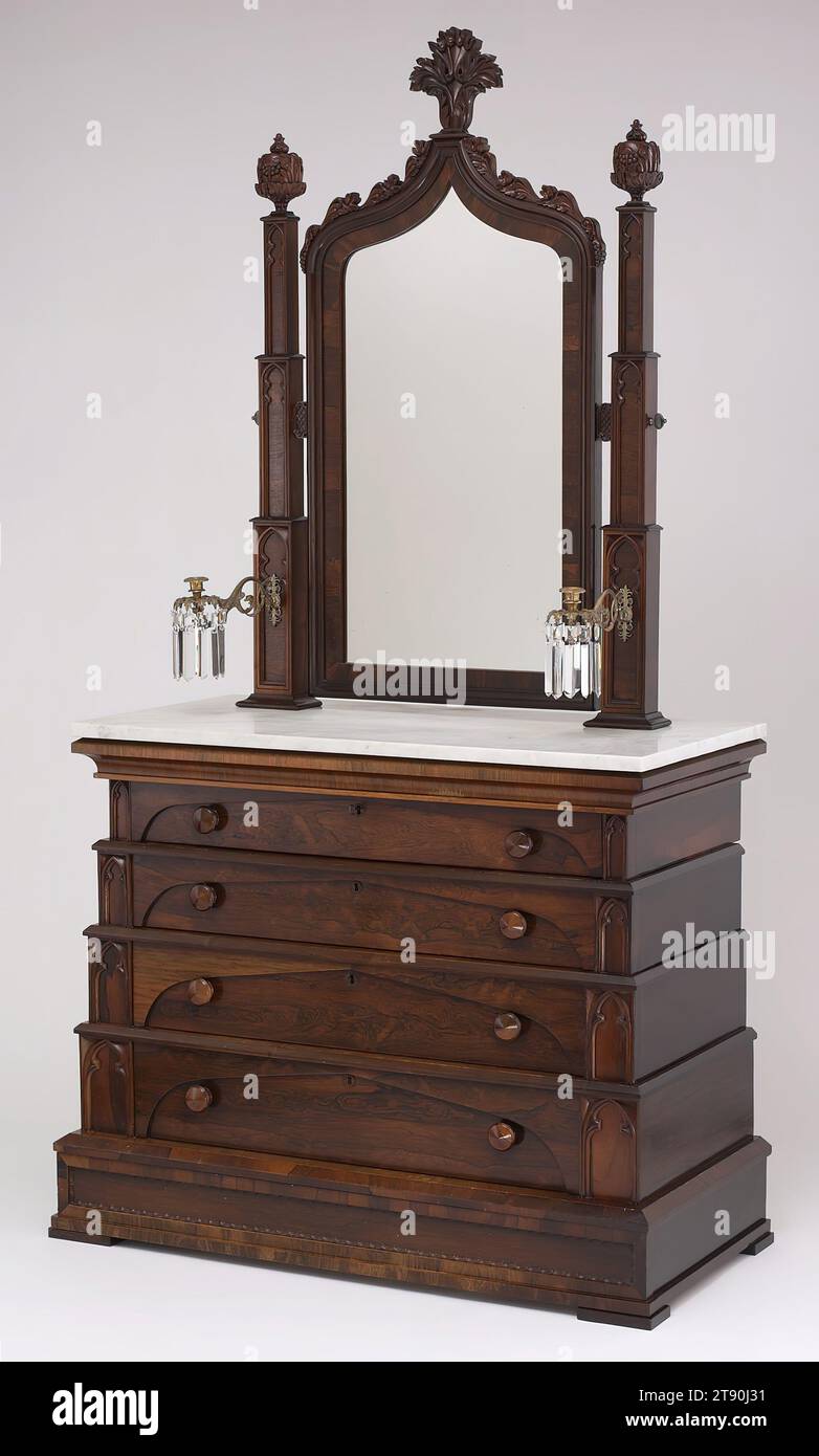 Dressing Bureau, ca. 1844, Crawford Riddell's Journeymen Cabinet Makers, American, Philadelphia, 1837-c. 1844, 95 7/16 x 51 3/4 x 1/4 Zoll (242,4 x 131,4 x 66,7 cm), Palisander, Mahagoni, Tulpe, Marmor, Bronze, Glas, Vereinigte Staaten, 19. Jahrhundert, Mitte des 19. Jahrhunderts kauften südländische Pflanzer und Industriellen oft direkt von Herstellern in New York und Philadelphia, während sie Urlaub machten, ihre Familie besuchten oder geschäftliche Geschäfte im Osten führten. Stockfoto