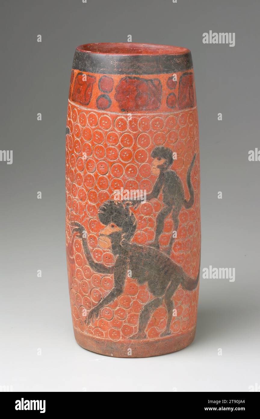 Vase, ca. 450-700 CE, 11/16 x 3/8 Zoll (24,6 x 11,11 cm), Ton, Pigmente, Mexiko oder Guatemala, 5.-7. Jahrhundert, verspielte und scheußliche schwarze Brüllaffen umkreisen diese Vase, während Jugendliche ihre Mütter verspotten, die Kakaoschoten halten. Nagetiere, Vögel und Affen in der Maya-Gegend von Mesoamerika spielen eine entscheidende Rolle bei der Vermehrung von Kakao, indem sie die Schoten aufbrechen, um das süße Gooey-Fruchtfleisch herauszusaugen und dann die bitteren Samen wegwerfen. Der Kreis mit drei Punkten im Hintergrund kann Kakaosamen darstellen. Für den menschlichen Verzehr werden Kakaosamen fermentiert, getrocknet und geröstet Stockfoto