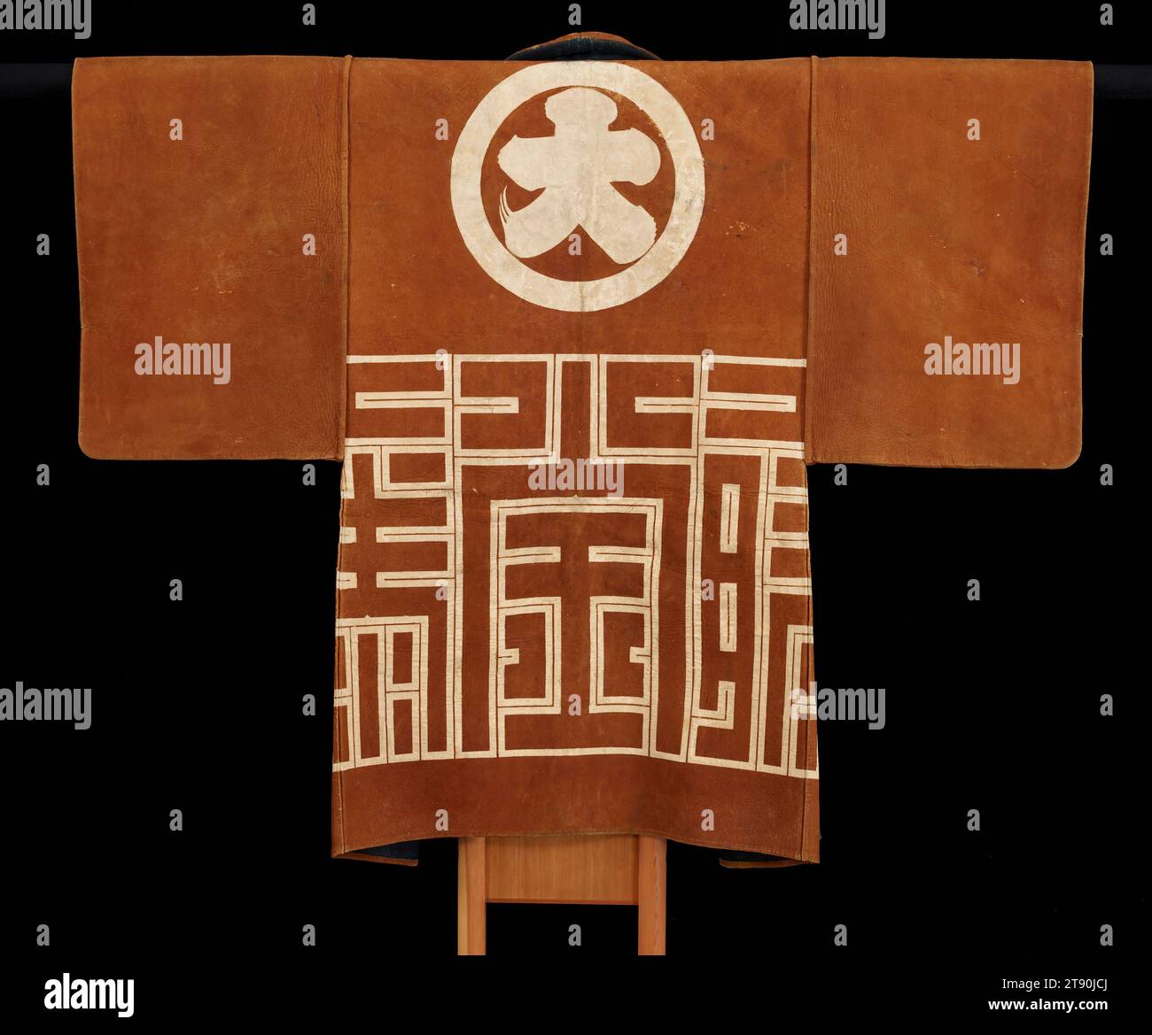 Ledermantel der Feuerwehrparade (kawabaori) mit Familienwappen, Anfang des 20. Jahrhunderts, Unbekannte Japaner, 46 5/8 x 53 3/8 cm (118,43 x 135,57 cm), Hirschleder; Räucherresist, Japan, 20. Jahrhundert Stockfoto