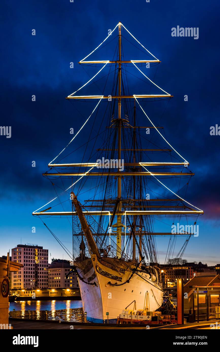 Weihnachten in Bergen, Norwegen, mit einem „weihnachtsbaum“ auf dem Segelschiff Statsraad Lehmkuhl. Stockfoto