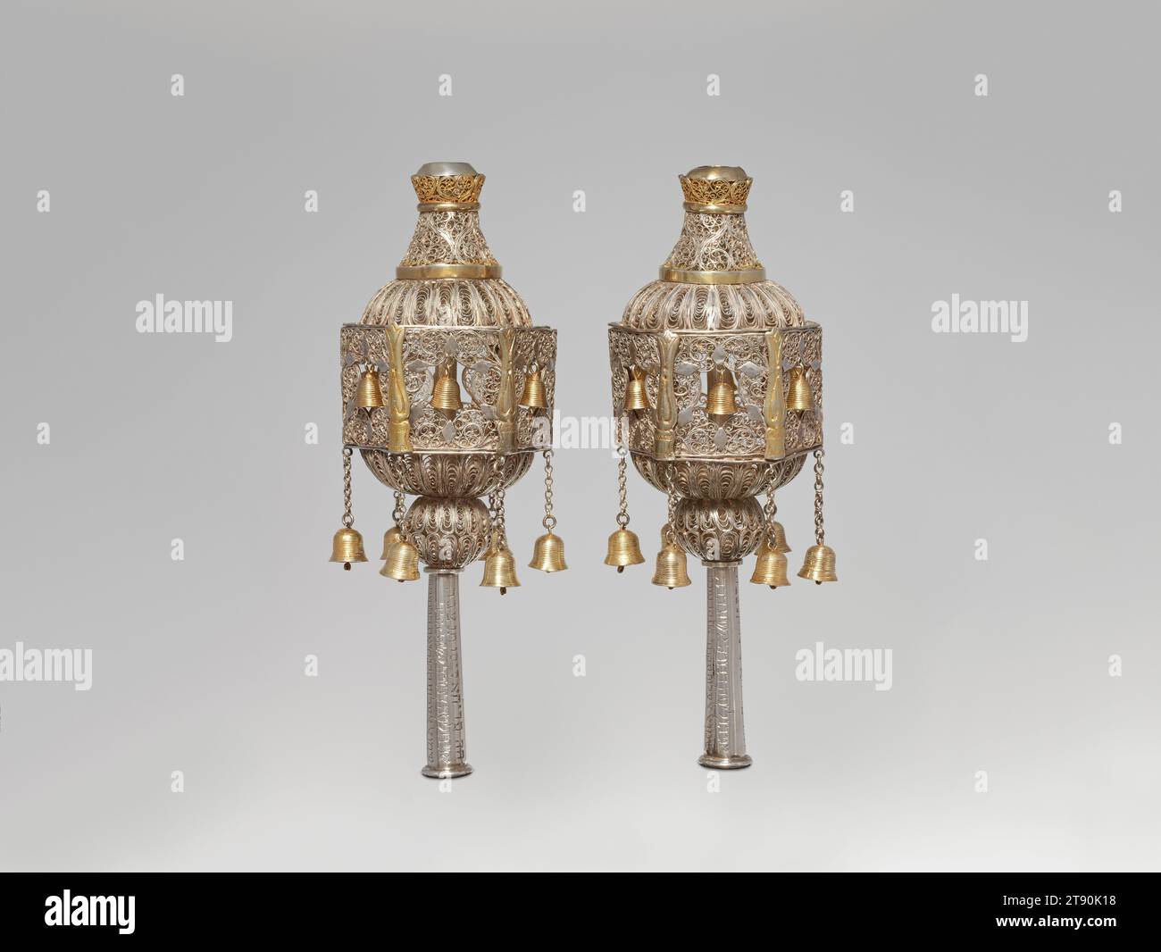 Rimmonim (Torah finial) (eins eines Paares), Anfang des 20. Jahrhunderts, 9 1/2 x 3 3/8 x 3 3/8 Zoll (24,1 x 8,6 x 8,6 cm), Silber, vergoldetes Silber, Marokko, 20. Jahrhundert, Rimon ist Hebräisch für Granatapfel, eine Frucht, die in Israel und anderen Teilen des Nahen Ostens wächst und oft am jüdischen Neujahr gegessen wird. Der Granatapfel soll 613 Samen haben, die Anzahl der Gebote, die in der Thora gefunden wurden. Dieses Paar Rimonim (Plural) spiegelt die abgerundete Granatapfelform wider, während der komplexe Filligredraht ein organisches Motiv bietet. Die Nocken, auf denen die Tora gerollt wird, werden oft als Etz Hayim bezeichnet Stockfoto