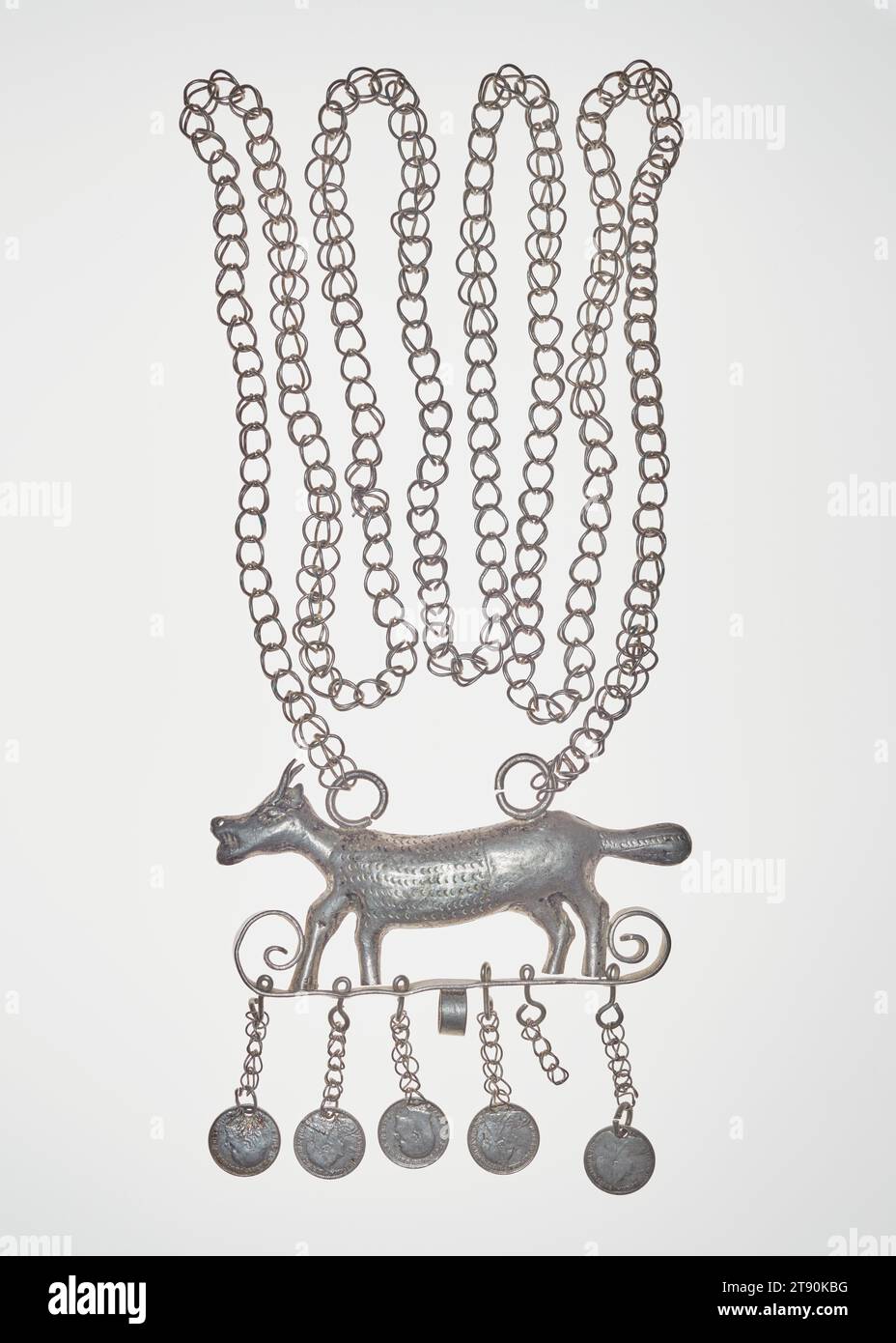 Halskette mit Ziegenschmuck und Münzanhängern, Ende des 19. Jahrhunderts, 3/8 x 4 1/4 x 3/4 cm (0,95 x 10,8 x 9,53 cm) (nur Ornament), Silver, Benin, 19. Jahrhundert, vor mehr als hundert Jahren hätte die Elite des Königreichs Danhomé in Westafrika diese silbernen Ornamente getragen, um sich zu schmücken und ihren Reichtum zu zeigen und sich vor Schaden und Bösem zu schützen. Die Ornamente wurden von Juwelieren aus importierten Silbermünzen gefertigt und mit winzigen Skulpturen verziert, die auf frühere Könige, heldenhafte Kriege und die Vodun-Religion verweisen. Stockfoto